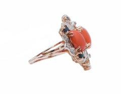 Anello in corallo, zaffiri, diamanti, oro rosa e argento.