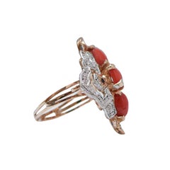 Anello in corallo, zaffiri, diamanti, oro rosa e argento.