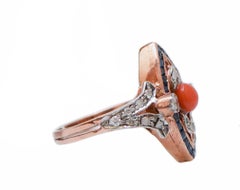 Anello in corallo, zaffiri, diamanti, oro rosa e argento.