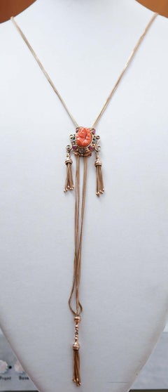 Collar con colgante deslizante de coral, rubíes, diamantes, oro rosa de 14 quilates y plata.