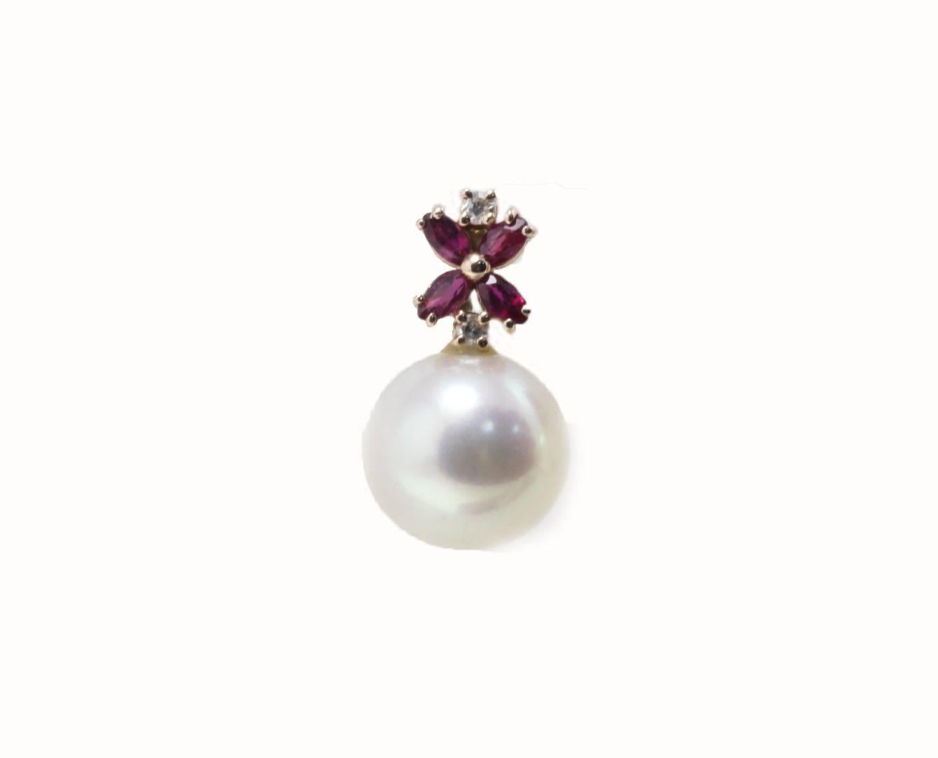 Enchance your look with these classic and charming  earrings, composed of a single rubies flower and diamonds on top of an sea pearl. All is mountd in 14 Kt rose gold.
Tot weight 3.6 g both earrings- single oner 1.8 g
Rubies0.53 ct
Diamonds 0.08