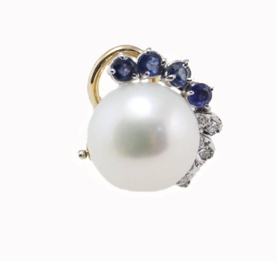 Enchance your look with these classic and charming stud earrings, composed of an Australian pearl surrounded of diamonds and blue sapphires. All is mounted in 14 Kt white gold and 14 Kt rose gold.
Tot weigth both earrings 8.6 g - single one 4.3