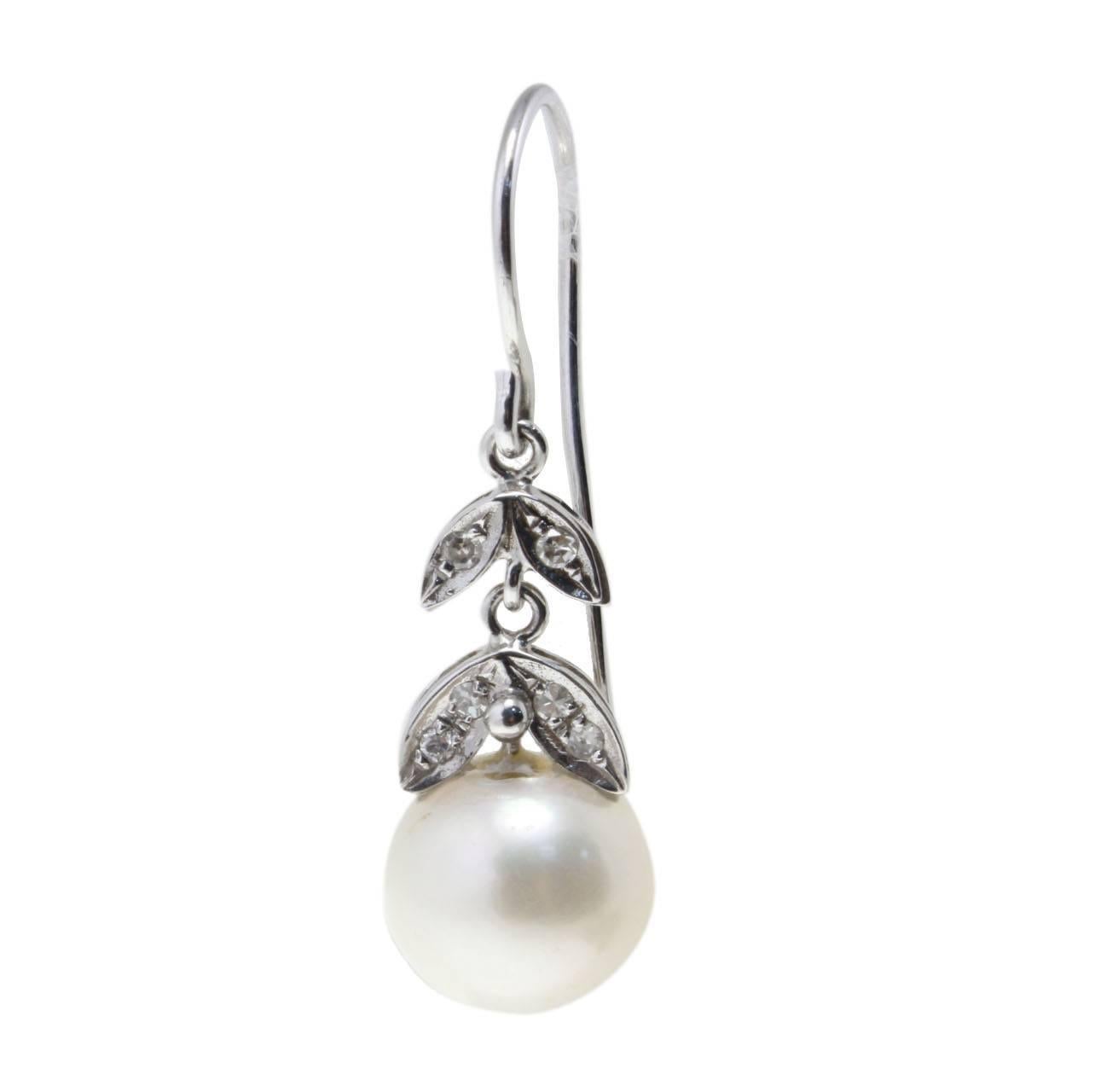 Enhance your look with these classic and charming lever - back earrings, composed of diamonds leaf on top of an Australian pearl, All is mounted in 14 Kt white gold.
Tot weight 6.6 g both earrings - single one 3.3 g
Diamonds 0.12 ct
Pearls 3.8 g -