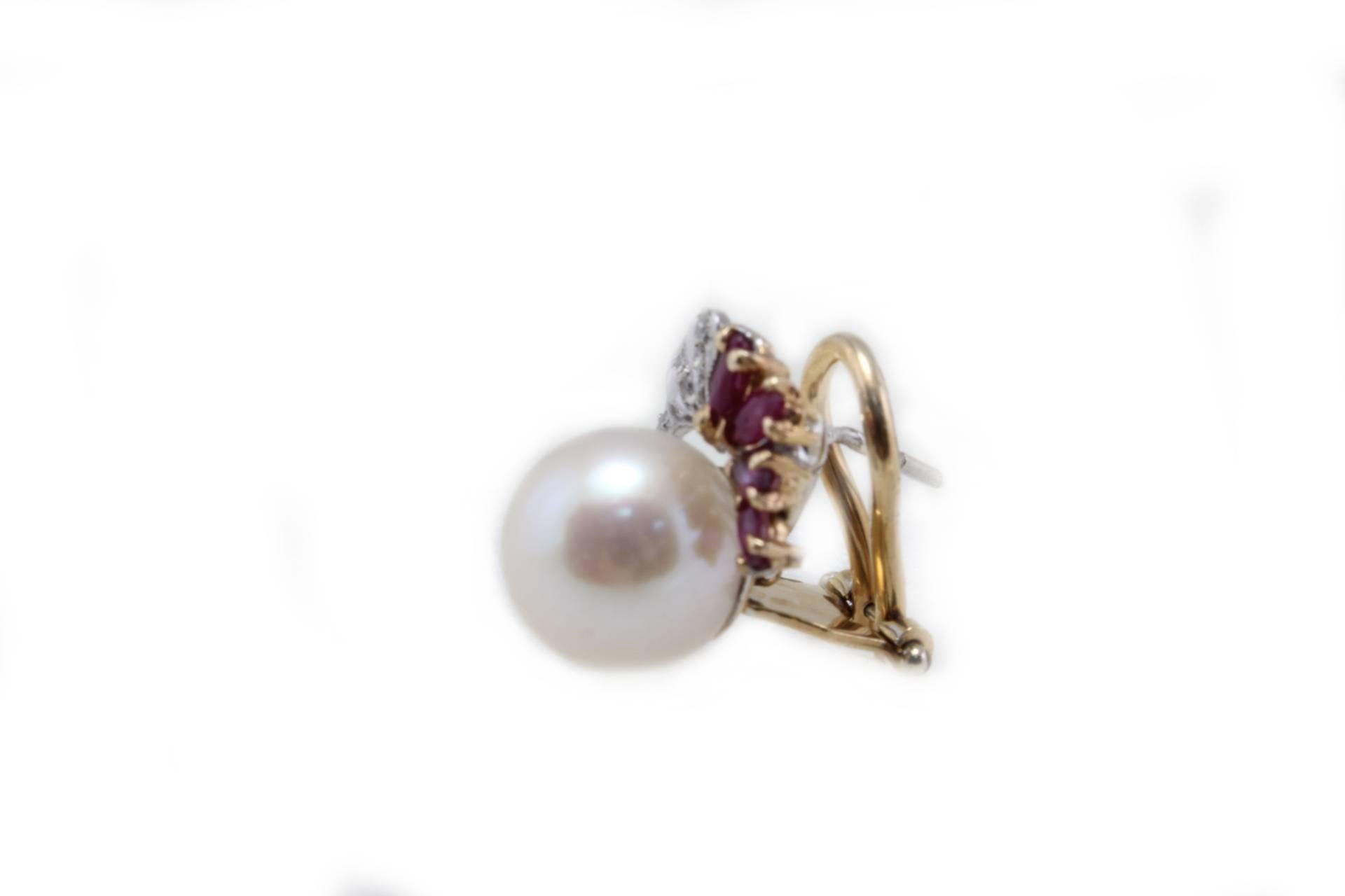 Stud earrings in 14kt white and yellow gold with diamonds, rubies and sea pearls.
Diamonds 0.10 ct
Rubies 0.68 ct 
Pearls 2.80 gr /10-11 mm
Tot.Weight 7.10 gr
R.F gurr 