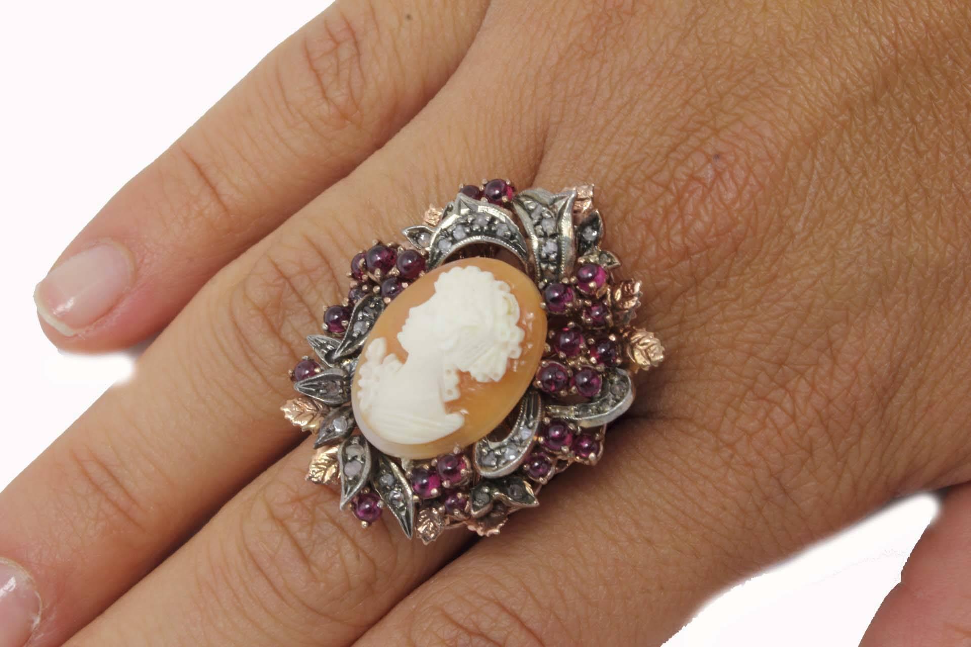 Garnet and Diamond Cameo Gold Ring In Good Condition In Marcianise, Marcianise (CE)