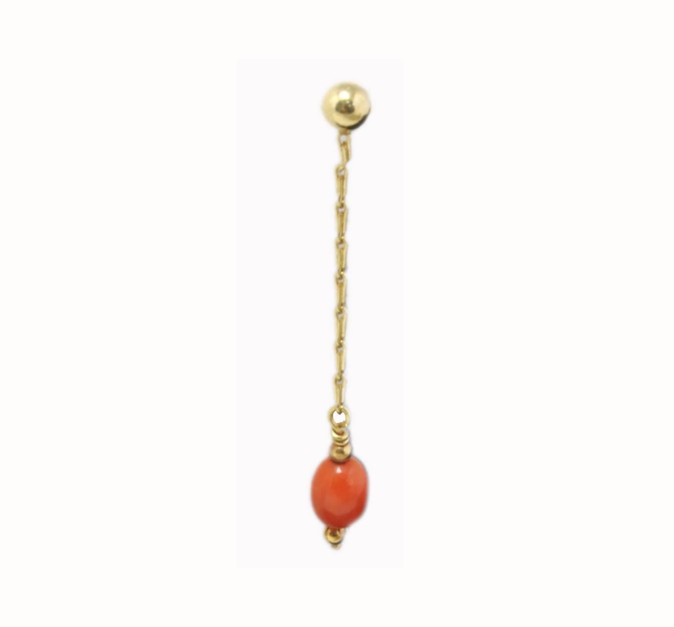 Classic drop earrings composed of a single chain of 18Kt yellow gold, holding a single sphere of coral.
Tot weight both earrings 2.8 g, single one 1.4 g
Coral 0.40 g

Rf. hha