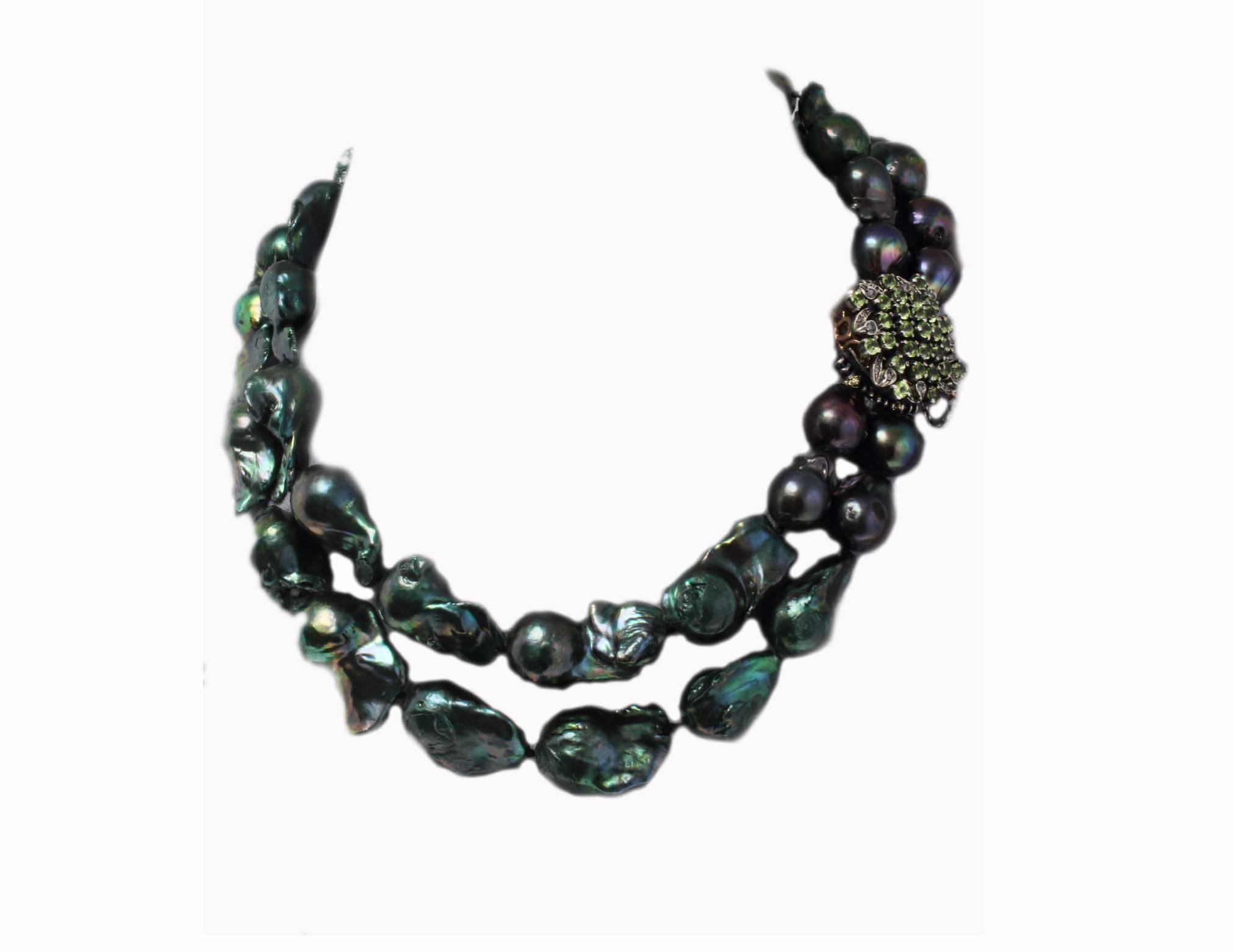 Classic beaded necklace composed of 2 strands of green pearls, the clasp is composed of 9Kt rose gold and silver, encrusted on it, diamonds  and peridot.
Tot weight 241 g
Diamonds 0.18 ct
Tsavorite 7.41 ct 

Rf. gffu