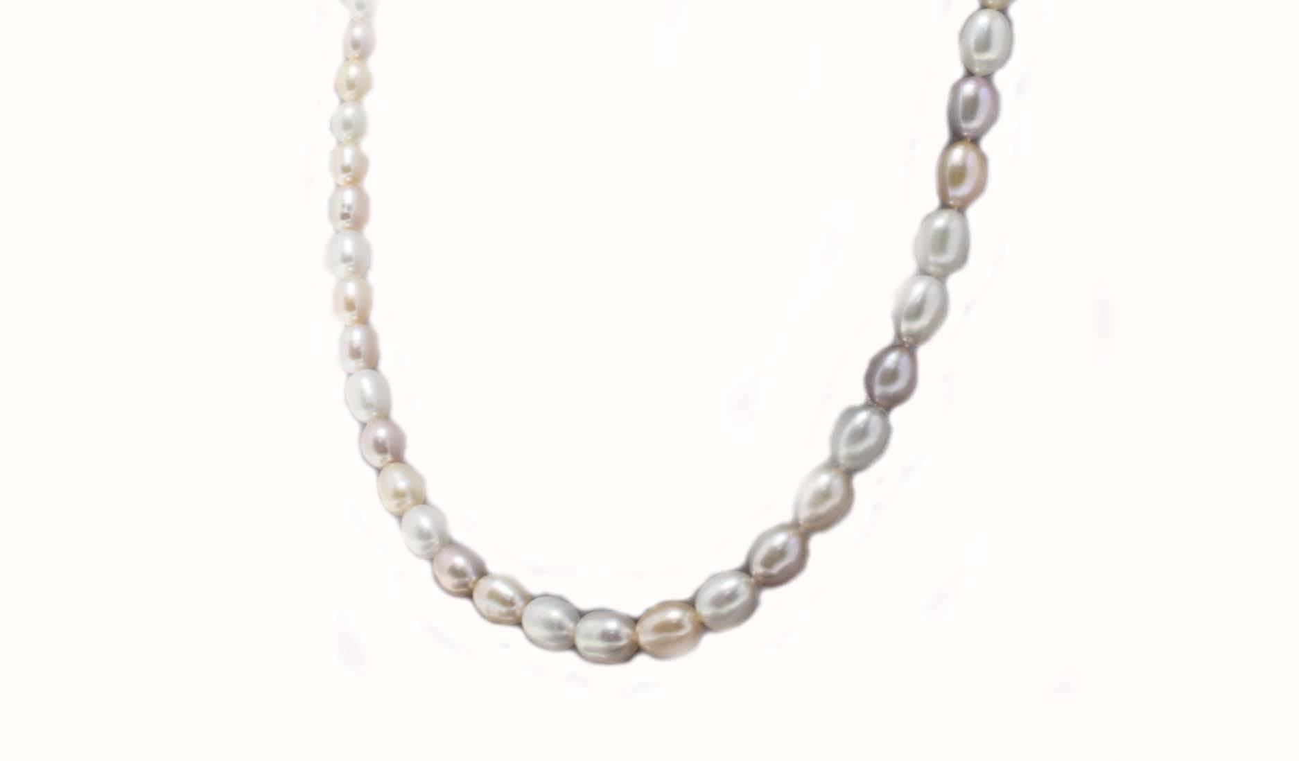 Classic beaded necklace composed of a single strand of light colored pearls. 
Tot length 44 cm
Tot weight 88.70 g
R.F guo