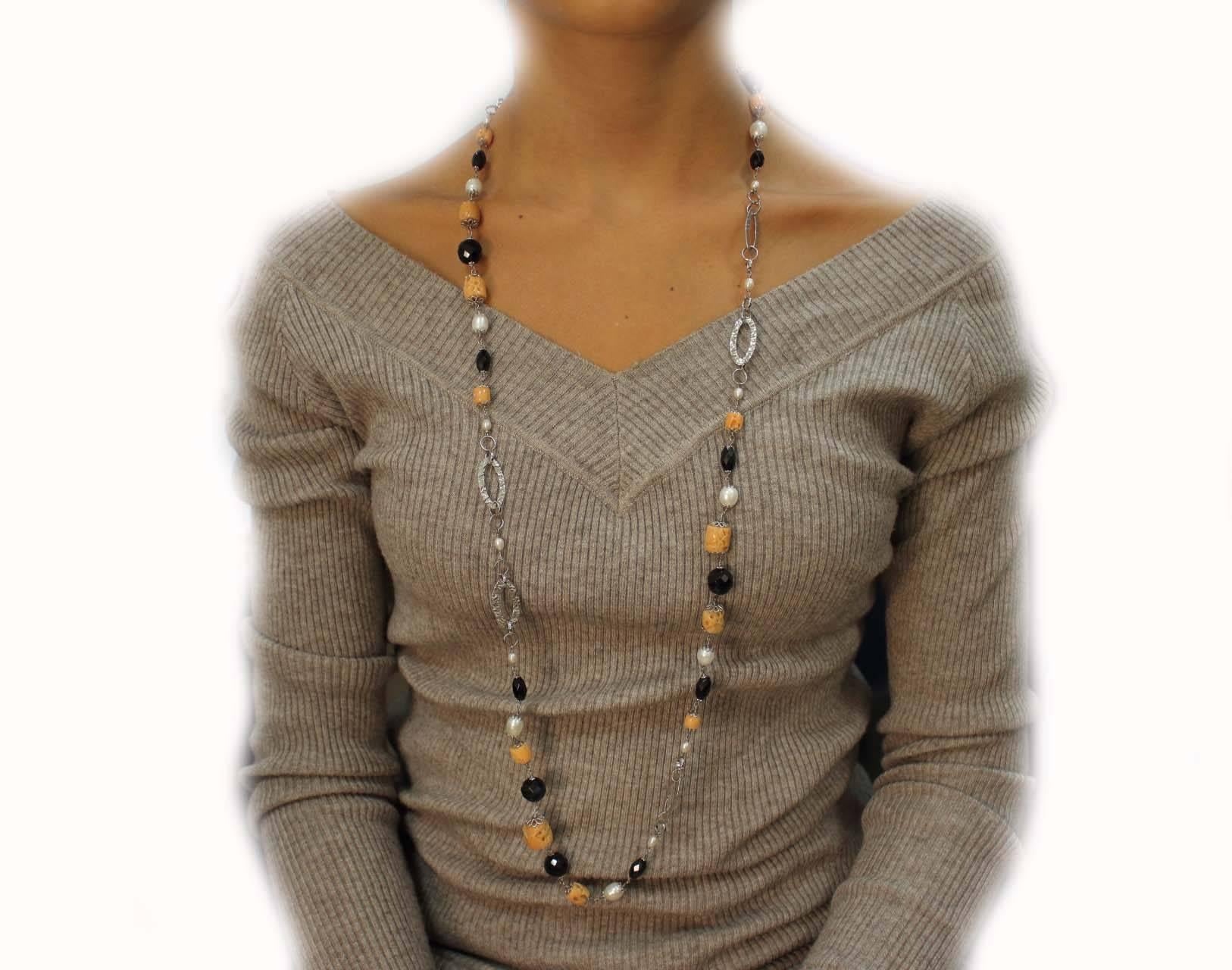 Taille mixte Collier à maillons multibrins en perles, onyx, corail orange et structure argentée  en vente