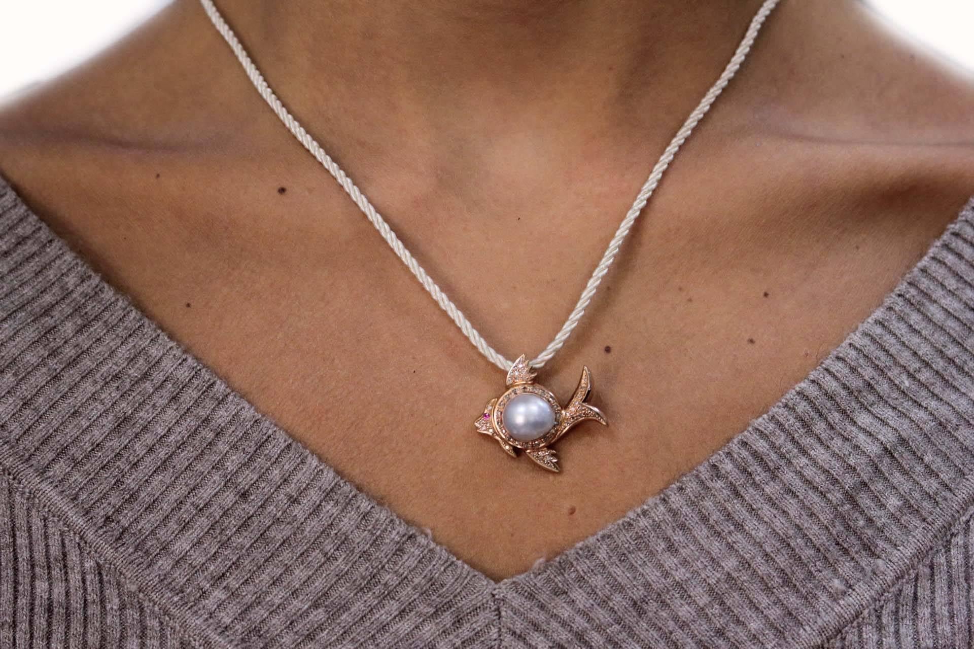 1.40 g Pearls, 0.55 ct Diamonds, 0.04 Ruby Fish Shape Rose Gold Pendant Necklace In Good Condition For Sale In Marcianise, Marcianise (CE)