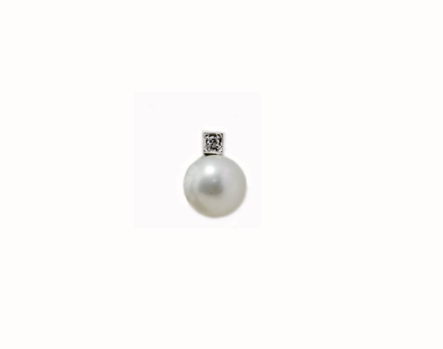 The simplicity in a classic stud earrings composed of a single shiny diamond on top of a little pearl mounted in 18 Kt white gold.
Tot weight 4 g both earrings, single one 2 g
Diamonds 0.02
Pearls 1.12 g, diameter 0.6/0.7 mm

Rf. hfh