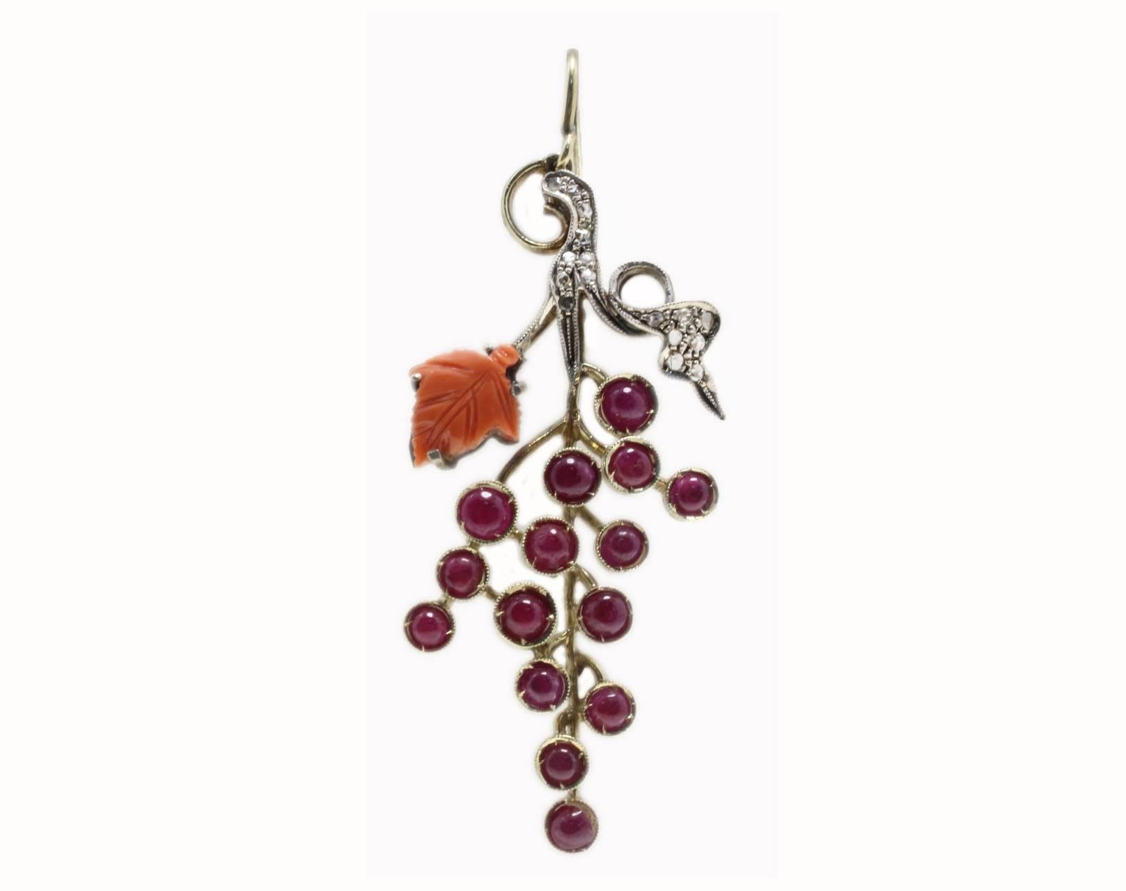 The simplicity in a classic dangle earrings with a grape fruit shape, the grape is composed of rubies and the leaves of coral.All is mounted in 14 Kt rose gold and silver.
Tot weight 15.8 g both earrings, single one 7.9 g
Diamonds 0.26 ct
Rubies