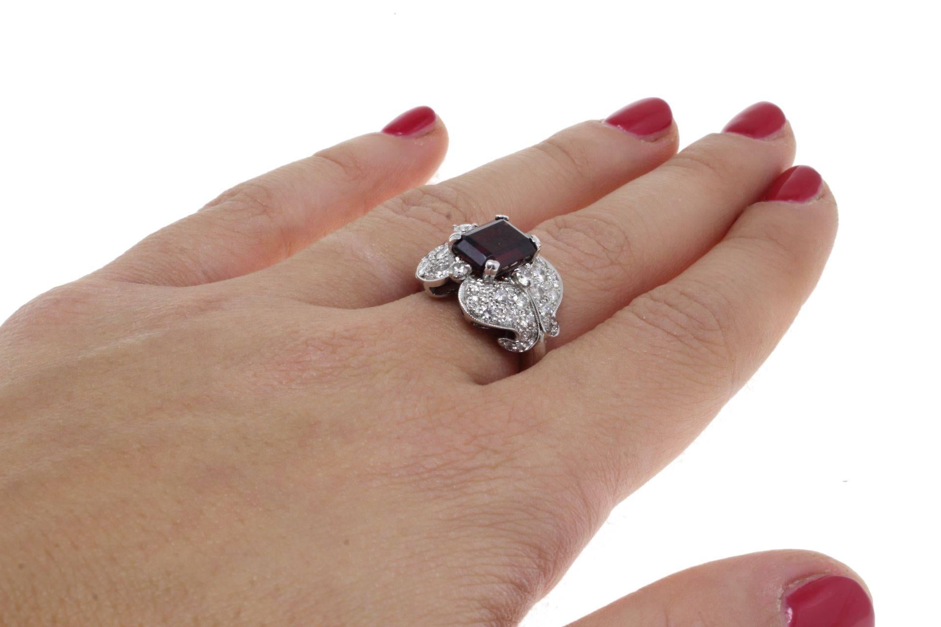 2.06 ct White Diamonds and 2.47 ct Garnet Cluster White Gold Ring In Good Condition In Marcianise, Marcianise (CE)