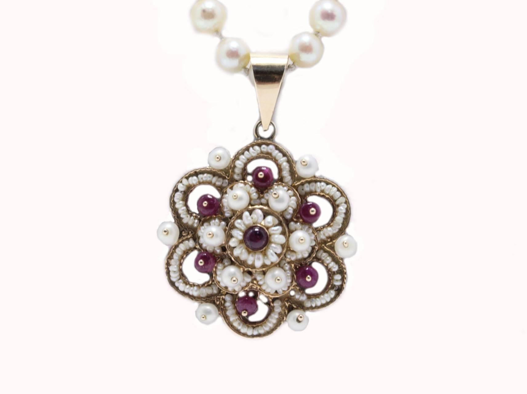 Charming beaded necklace composed of little pearls as strand and a pendant of little pearls and rubies bead. All is mounted in 14Kt rose gold and 14Kt white gold.
Tot weight 26.10 g

Rf. ggia