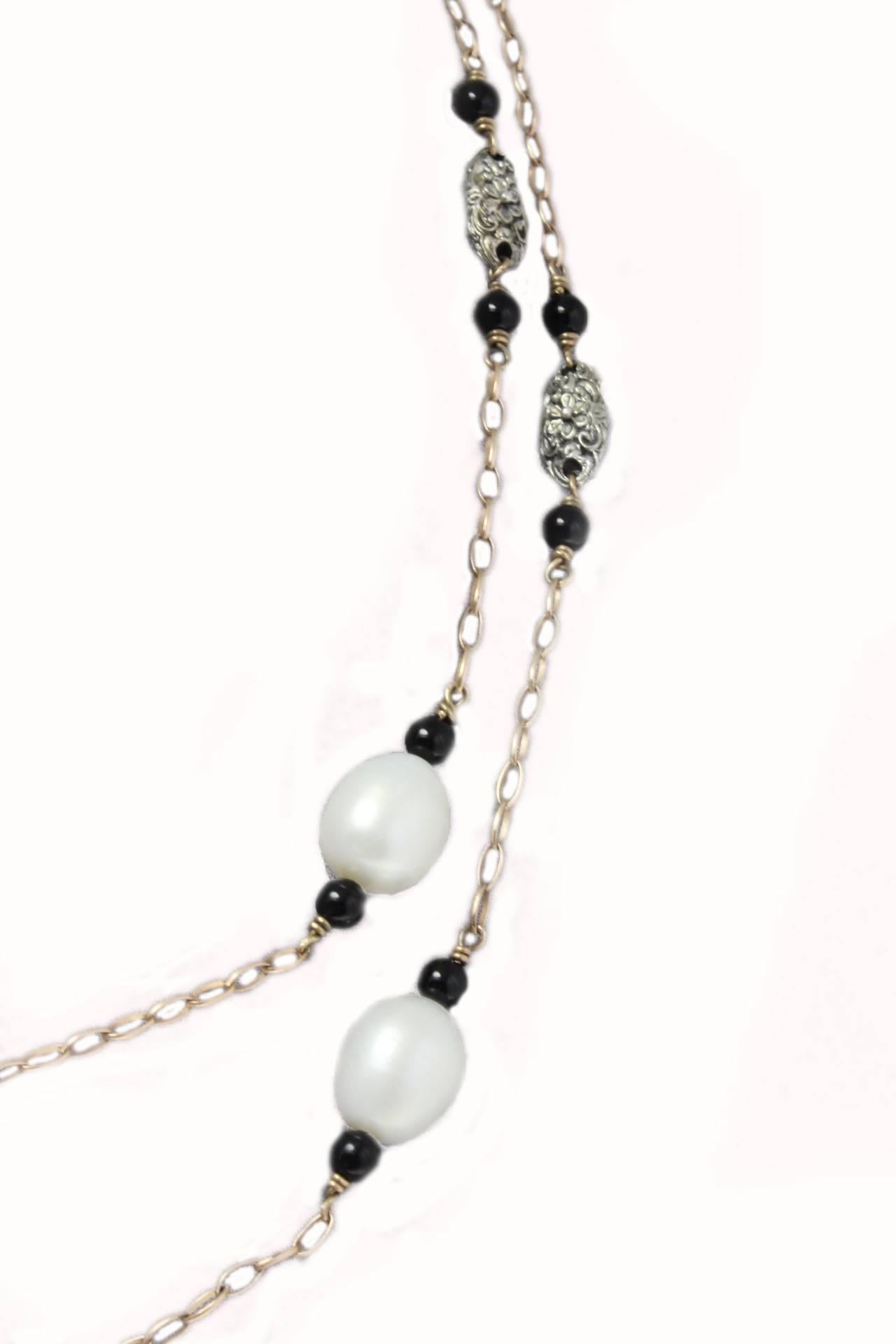 Evergreen link necklace simply composed of pearls that's alternating with onyx beads. All is mounted in 9 Kt  rose gold and silver.
Tot weight 31.6 g
Pearls 6.80 g
Onyx 3.29 g

Rf. ouh