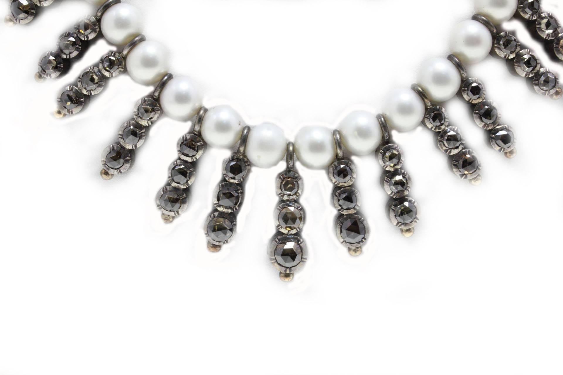 A must of the '70 style, this necklace is composed of drop of old cut brown/fancy diamonds set on a pearls strand. All is mounted 9K rose gold and silver structure.
Diamonds 17.12 ct
Pearls 28.10 g
Total Weight 87.2 g
R.F + ichf 


For any