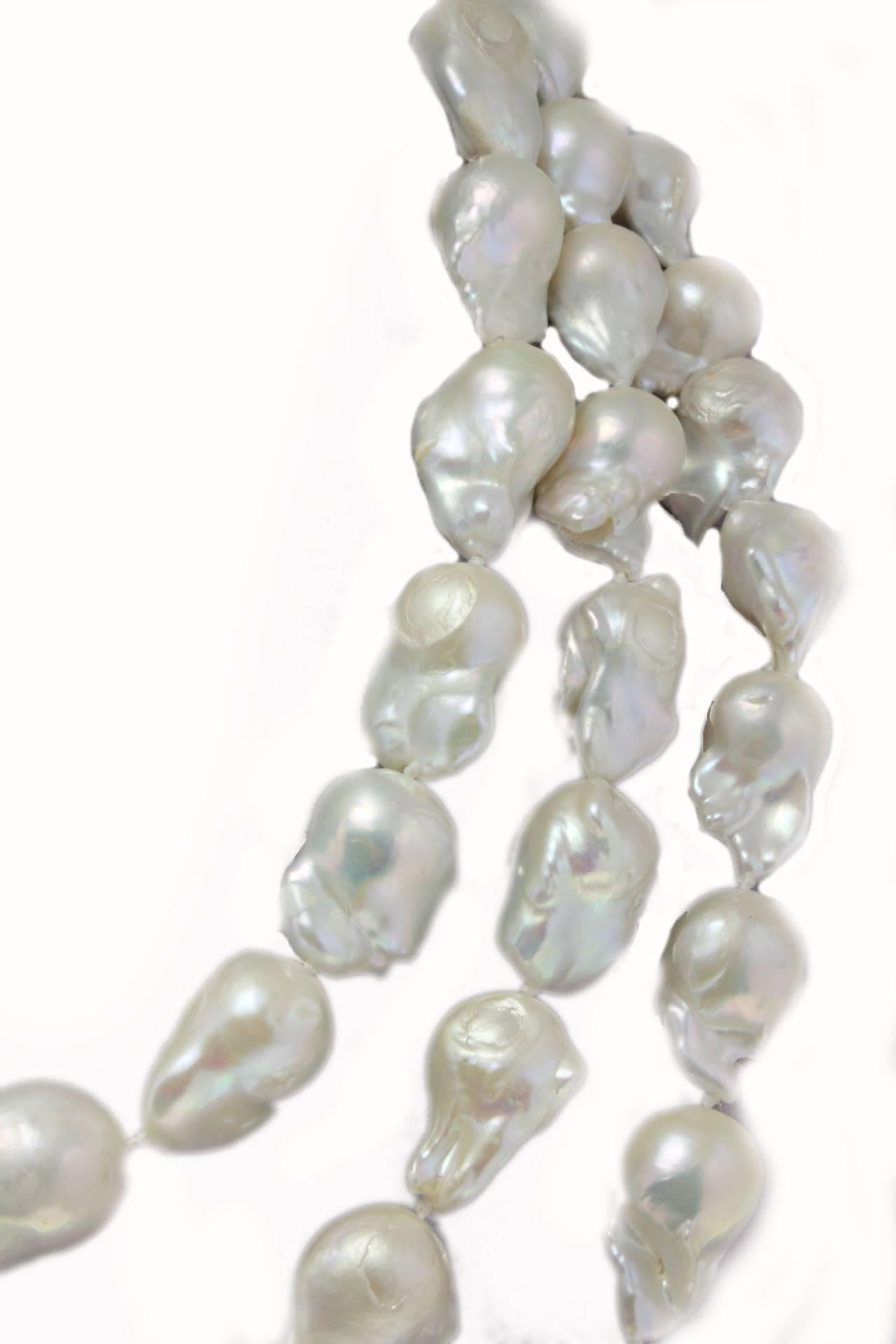 This elegant and  long necklace is entirely composed of pearls. An evergreen necklace that cannot miss in your jewels box. The pearls have got natural mark on them.
Tot weight 492.80 g
Length entire 115 cm, total strand 230 cm

Rf. for