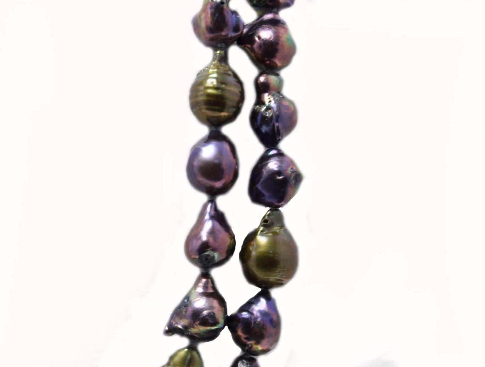 This elegant and  long necklace is entirely composed of dark and shiny pearls. An evergreen necklace that cannot miss in your jewels box.
Tot weight 198.80 g
Length entire 60 cm, total strand 120 cm

Rf. fgf