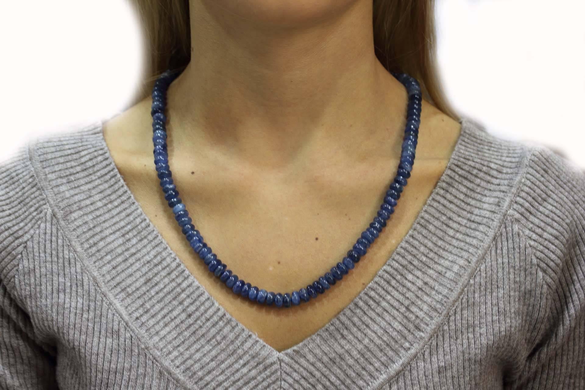 69.90 g Kyanite and Hook Silver Closure Beaded Necklace In Good Condition In Marcianise, Marcianise (CE)