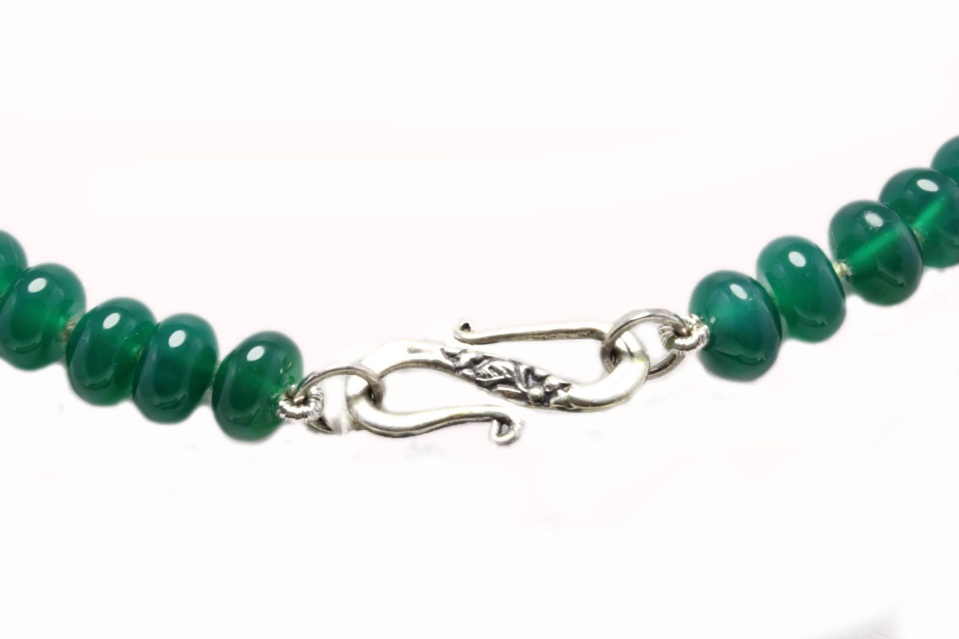

This classic necklace is composed of a single strand of 42.80 g of green agate with silver hook shape clasp.
Green Agate 42.80 g 
Tot weight 44.1 g
R.F + uuc 
For any enquires, please contact the seller through the message center.