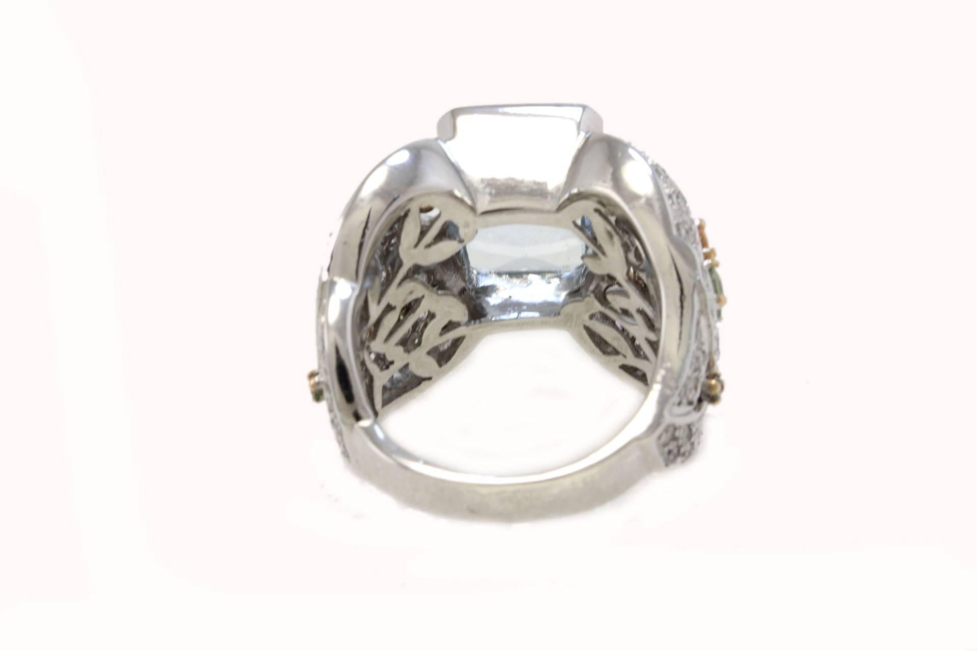 Taille brillant Bague contemporaine en or blanc diamants saphirs aigue-marine en vente