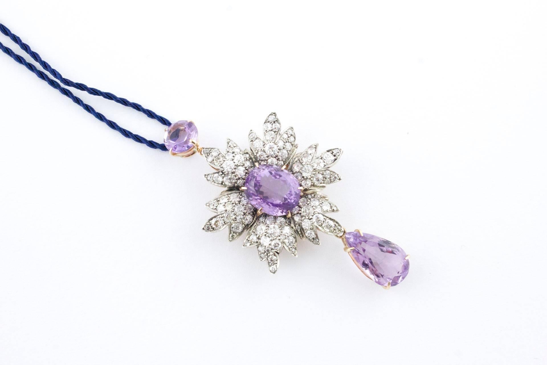 Charming pendant with a rope lace, flower shape, all is mounted in 9 Kt rose gold,and silver. To embellished the flower, shining diamonds with details and a drop of amethyst.
Tot weight 24.42 g
Diamonds 8.88 ct
Amethyst 29.63 ct
Rf. girec
Length 7.5