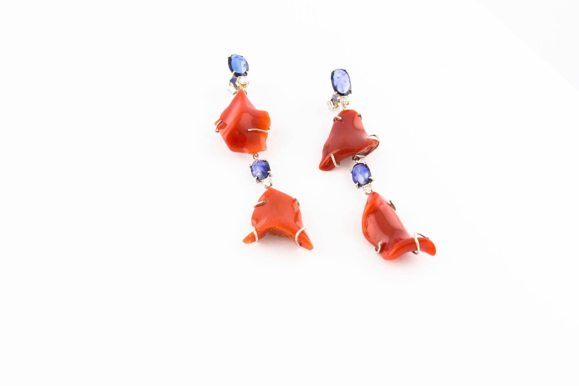 SHIPPING POLICY: 
No additional costs will be added to this order. 
Shipping costs will be totally covered by the seller (customs duties included).

Charming dangle earrings composed of 3 corals linked with blue sapphire and diamonds, all is mounted