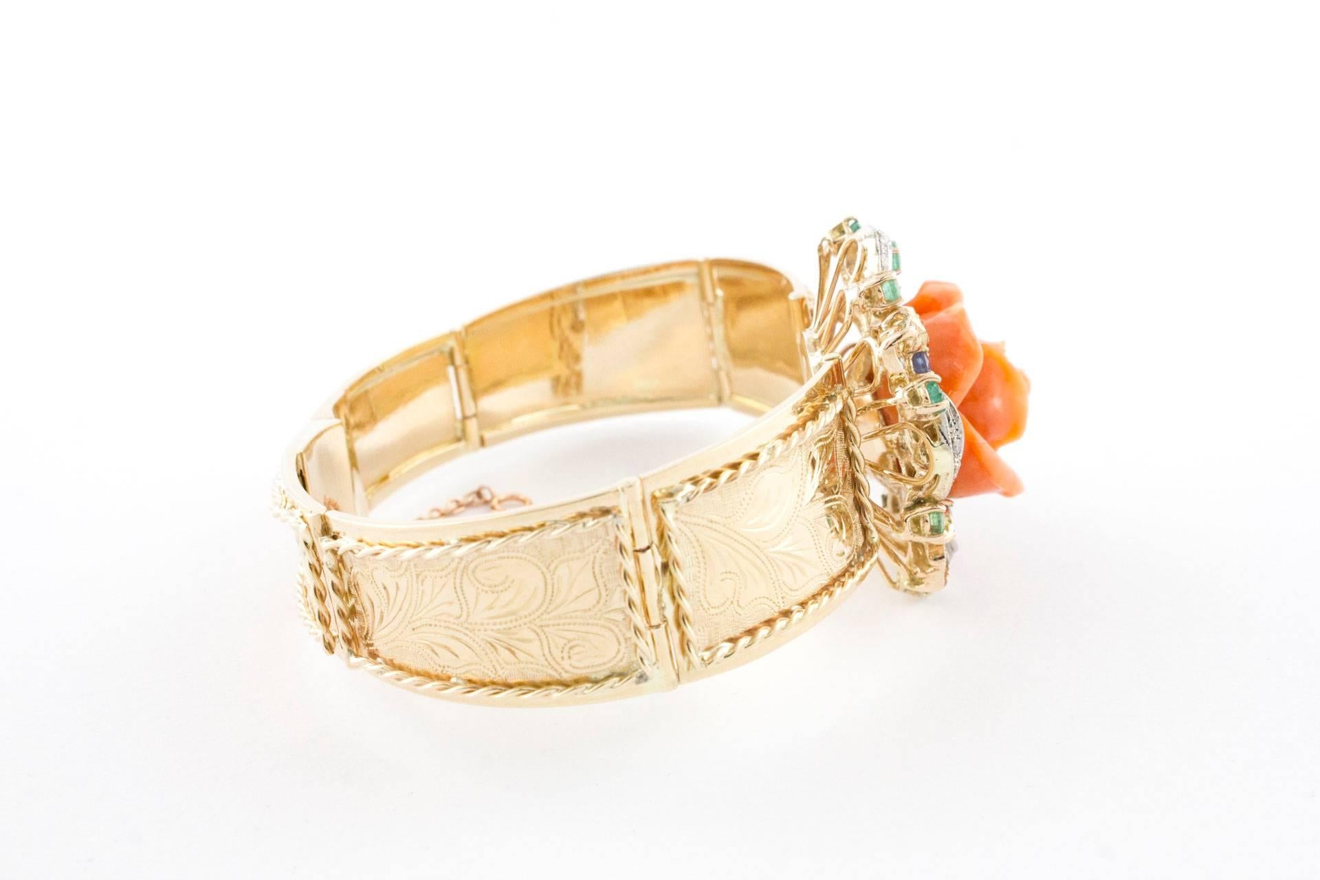 Diamanten Smaragde Saphire und Orange Koralle Blume, Rose Gold Retrò-Armband  (Retro) im Angebot