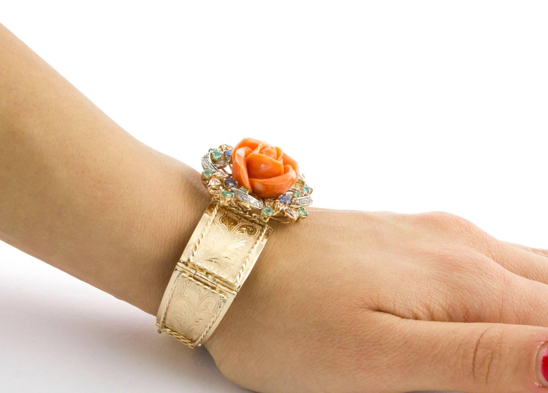 Diamanten Smaragde Saphire und Orange Koralle Blume, Rose Gold Retrò-Armband  im Angebot 3