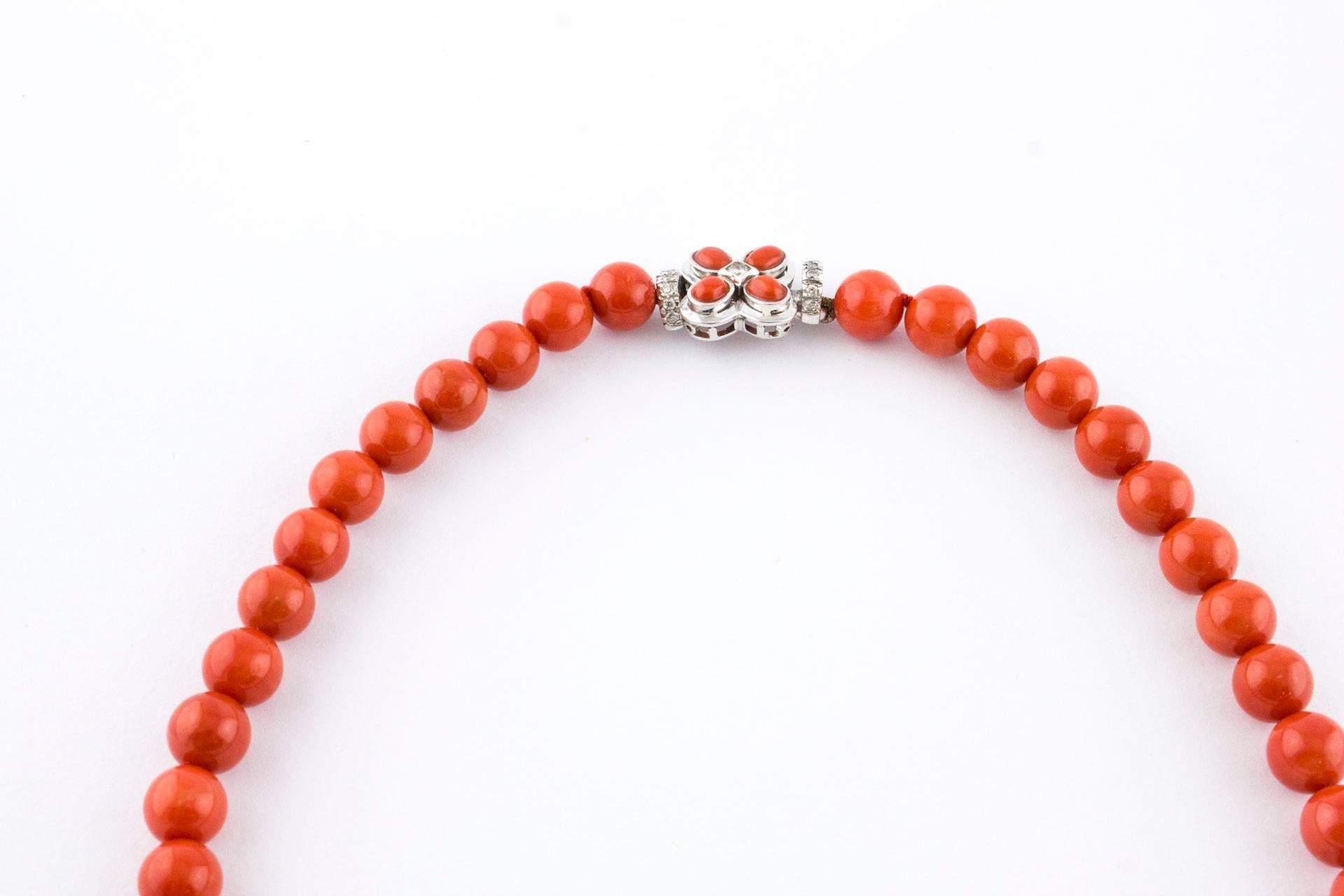 White Gold Italian Natural Coral Top Quality Beaded Necklace In Good Condition In Marcianise, Marcianise (CE)