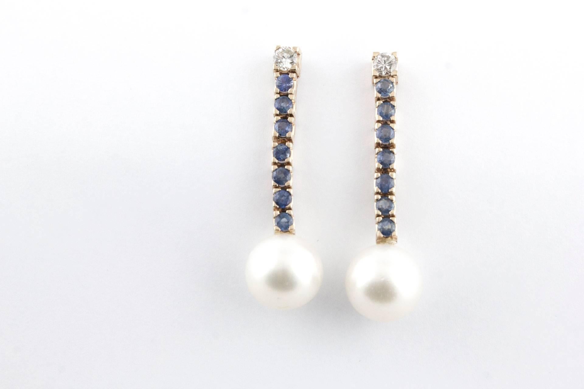 Dangle Earrings in 14Kt Rose Gold with Diamonds, Sapphires and Pearls
Diamonds ct 0.67
Sapphires ct 2.61
Pearls Gr 6.40
Total Weight 13,50 gr
R.f.    +OCRU
RK.AIUC

For any inquiries,please contact the seller through the message center.