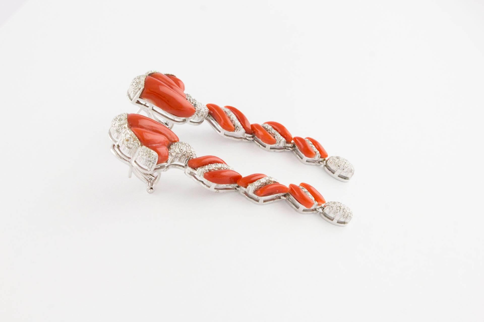 Dangle Earrings in 14kt White Gold with Diamonds and Coral
Diamonds ct 1.91
Coral Weight gr 3.35
Total Weight gr 18
R.f. couh

For any inquiries,please contact the seller through the message center.