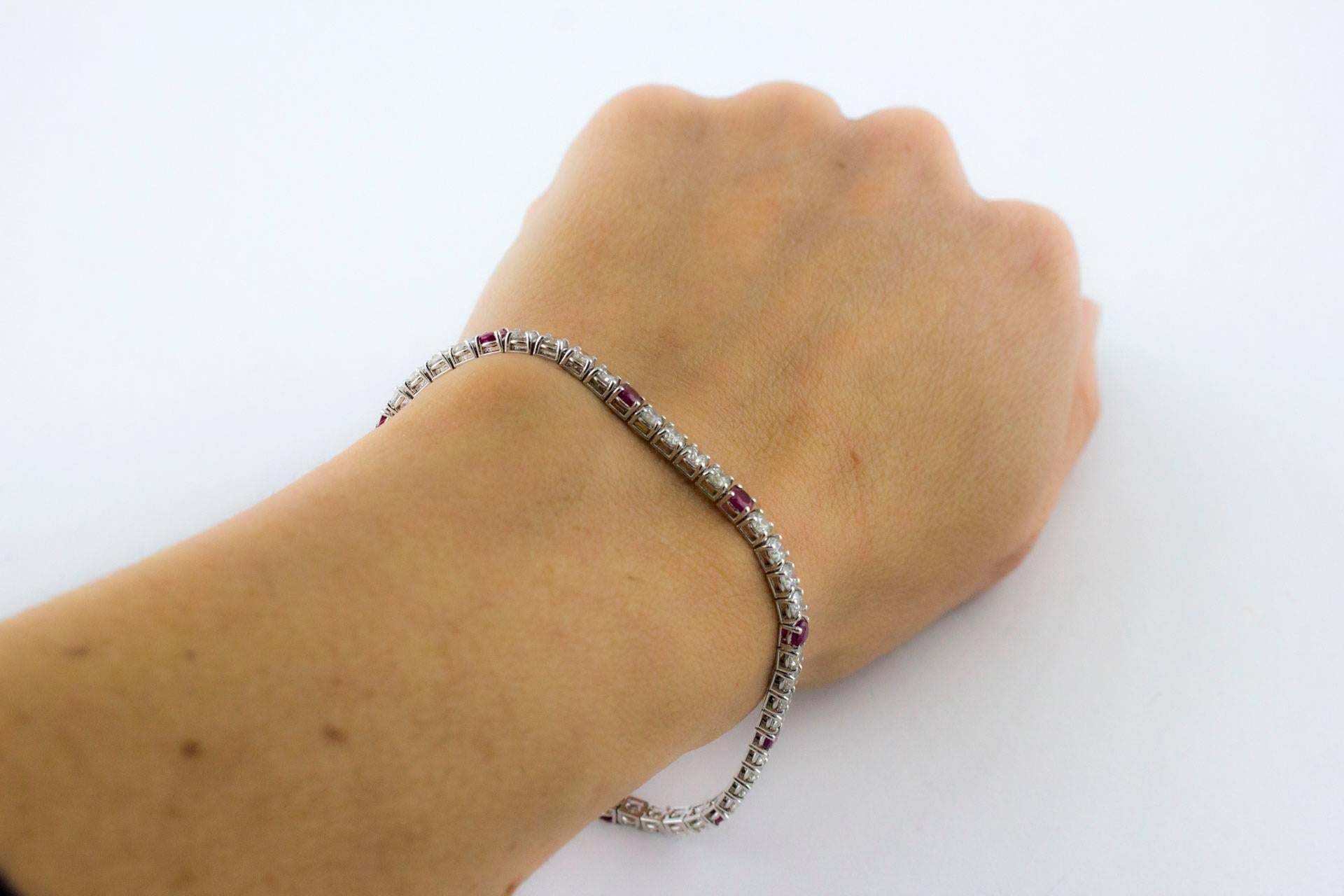 Bracelet tennis en or blanc avec diamants et rubis en vente 3