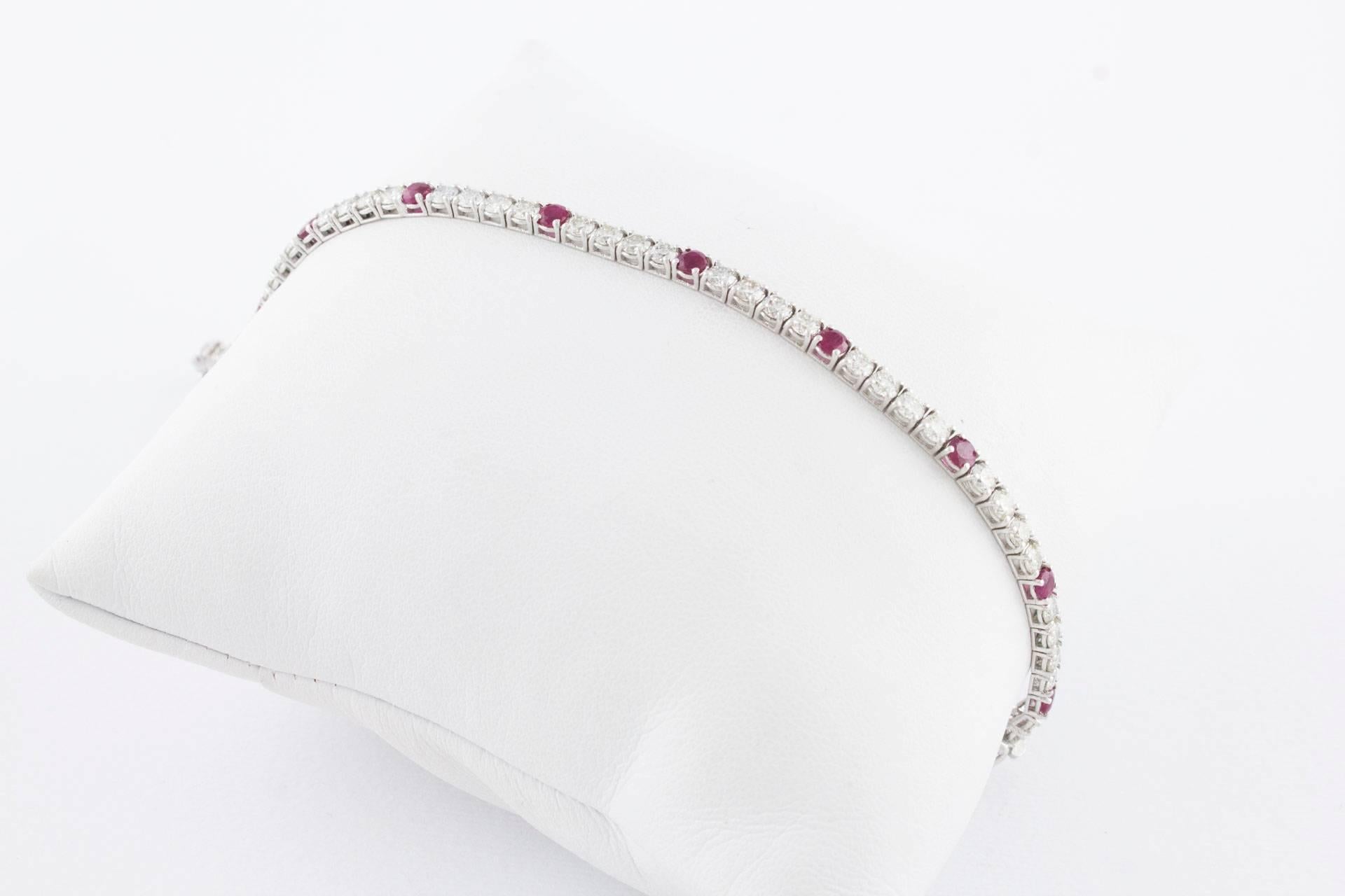 Taille brillant Bracelet tennis en or blanc avec diamants et rubis en vente