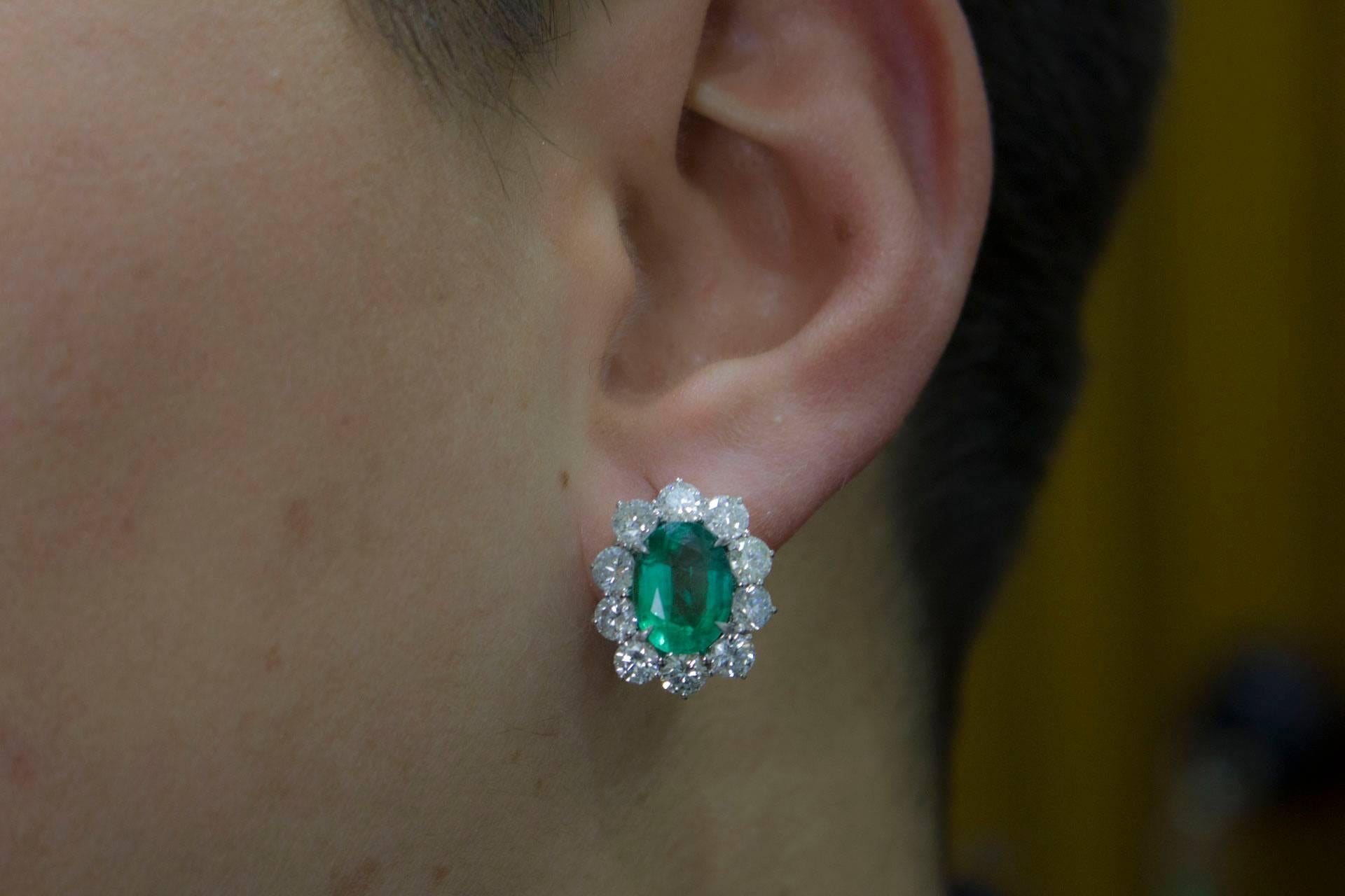 Diamants Emeraudes Boucles d'oreilles clips en or blanc   en vente 1