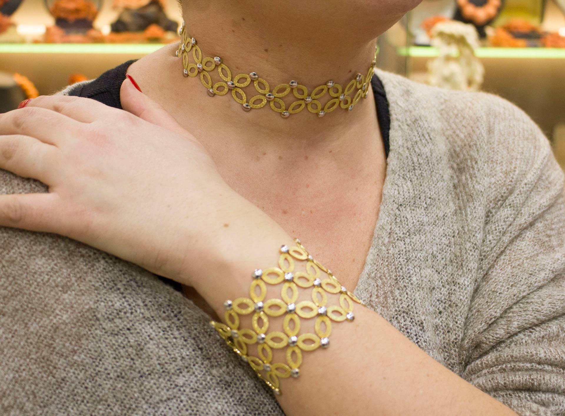 Clous d'or jaune et or blanc  Signé Chimento Parure en vente 2