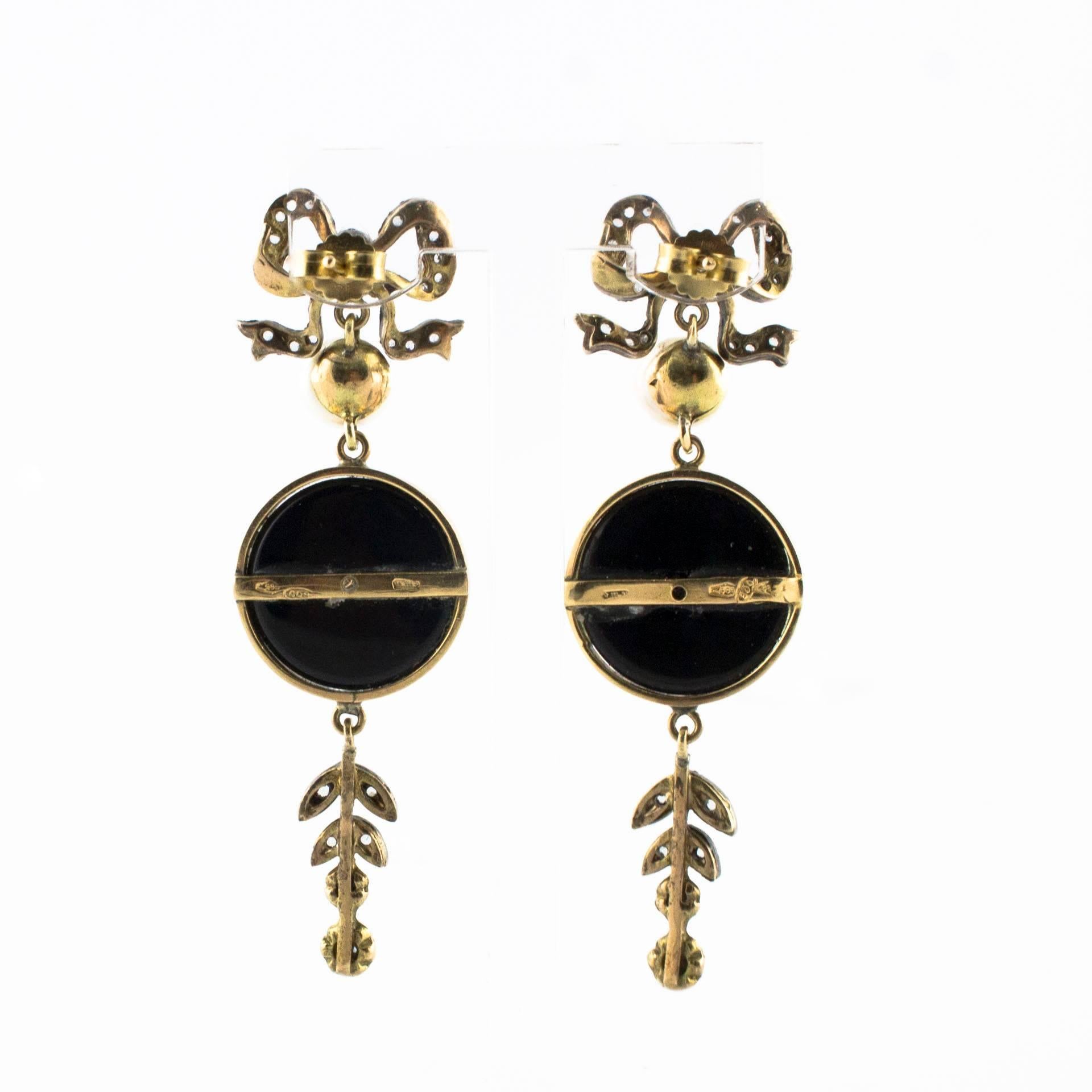 Earrings in Victorian style in gold and silver, romantic in their style, enriched with diamonds, 0.8 mm pearls and sapphires with a central onyx, all surrounded by flowers and leaves that delineate their refinement.
Total weight :7.18
Diamonds