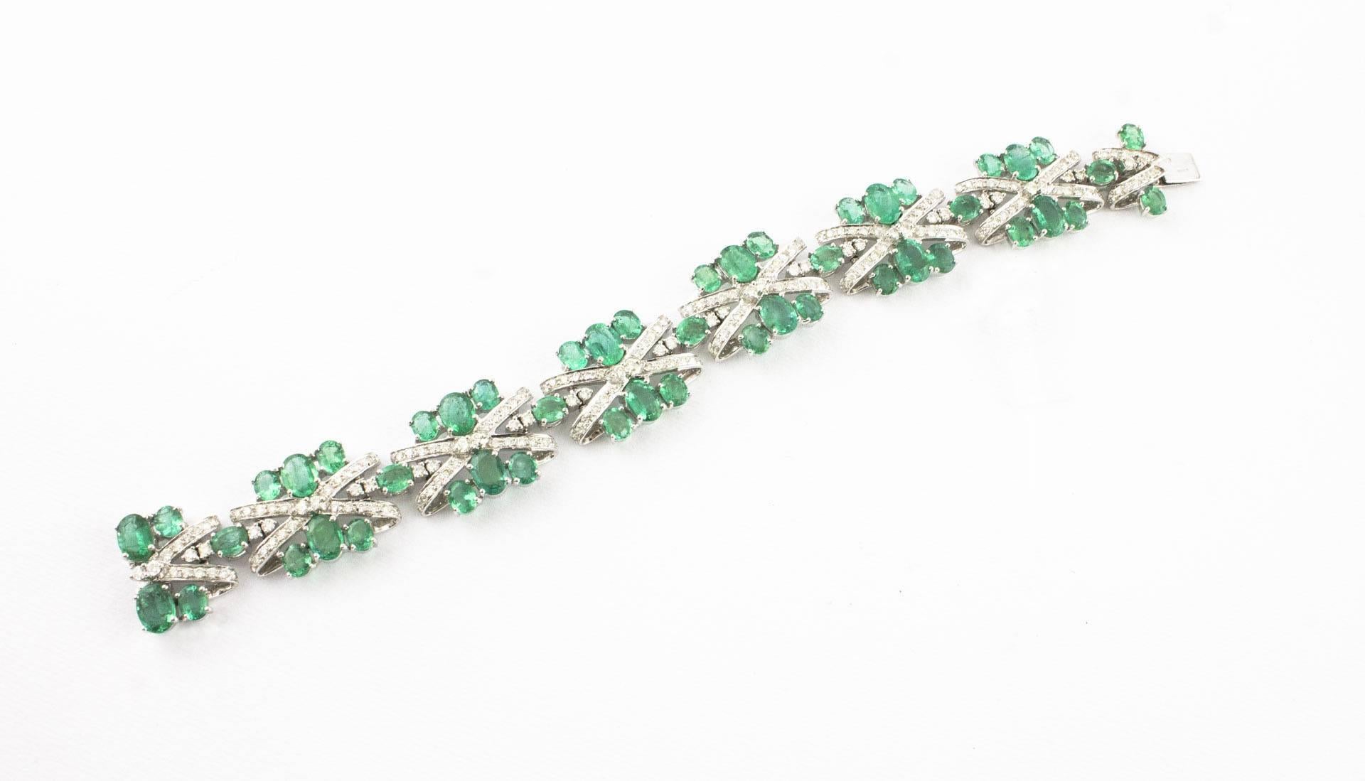 Charming contemporary style bracelet in 18 kt white gold, 38.34 grams, studded with 4.38 ct diamonds and clear emeralds of 19.09 ct. Jewel from a very elegant design.
Diamonds 4.38 ct
Emeralds 19.09 ct
Total weight 38.09 gr
RF.