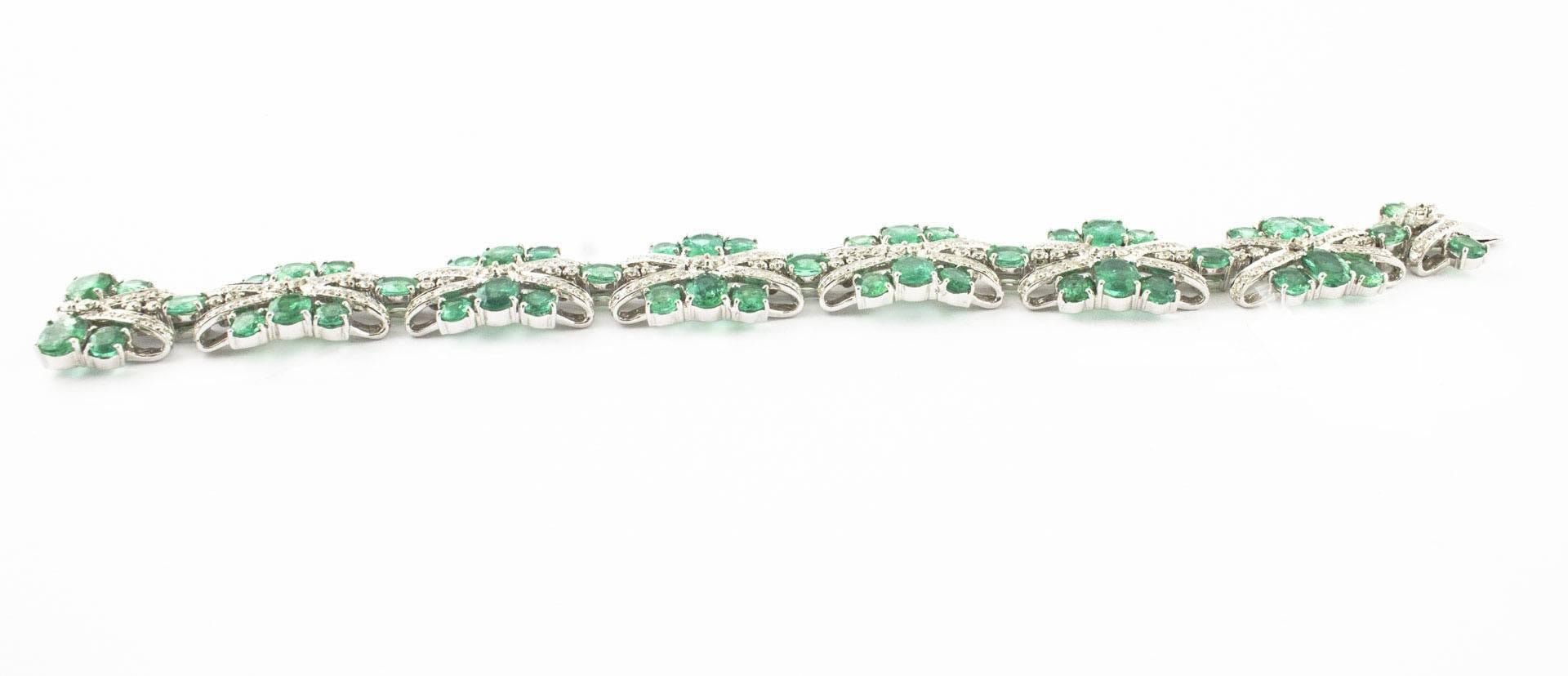 Taille ronde   Bracelet en or blanc 18 carats, diamants et émeraudes en vente