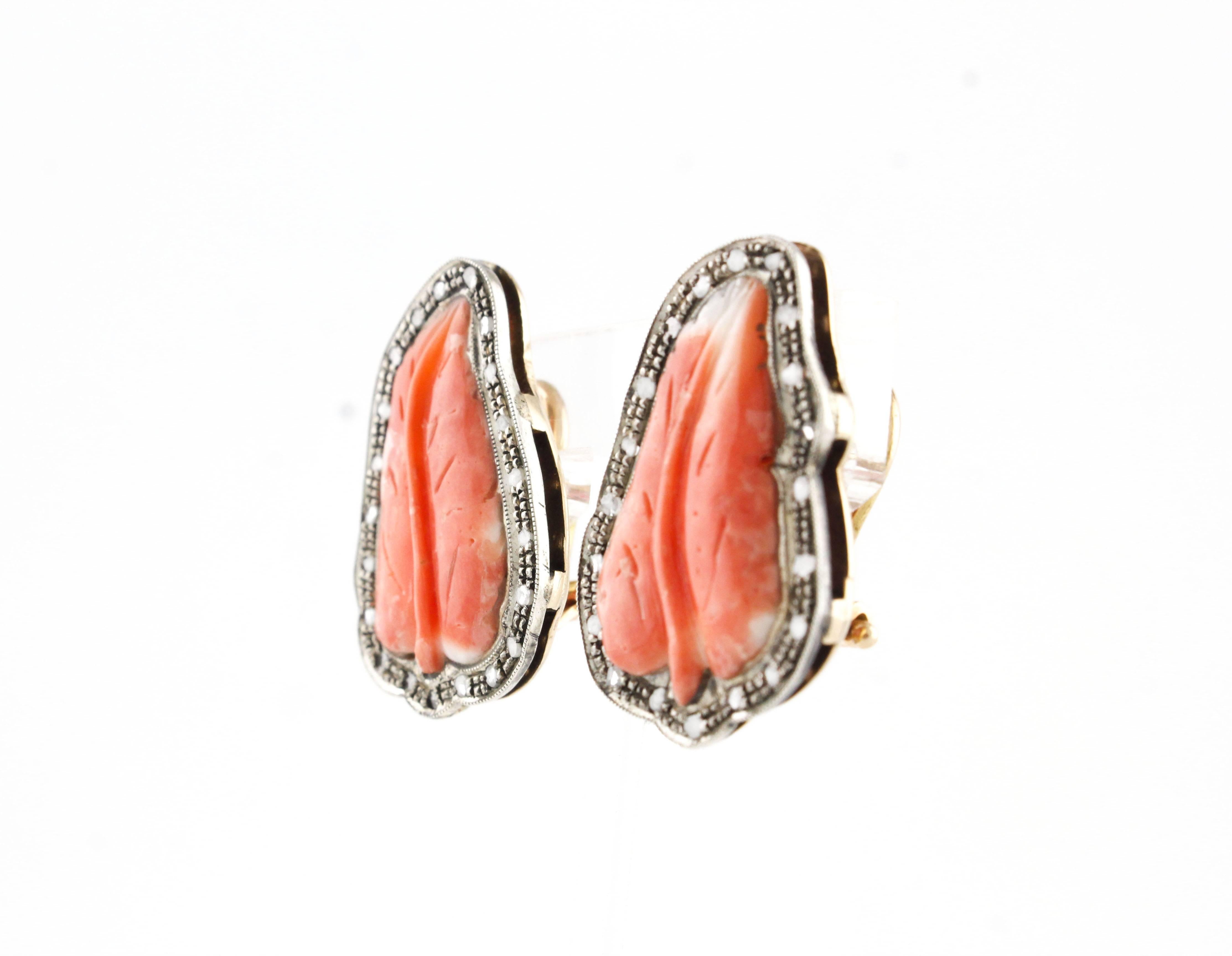 Charming 11.40 g rose gold 14 kt silver earrings and engraved leaf on coral secundum of 1.40 g, surrounded by a coronet of diamonds that make these beautiful earrings shine even more.
Diamonds 0.35 ct
Coral 1.40 g
Total weight 11.40 g
R.F garu

For