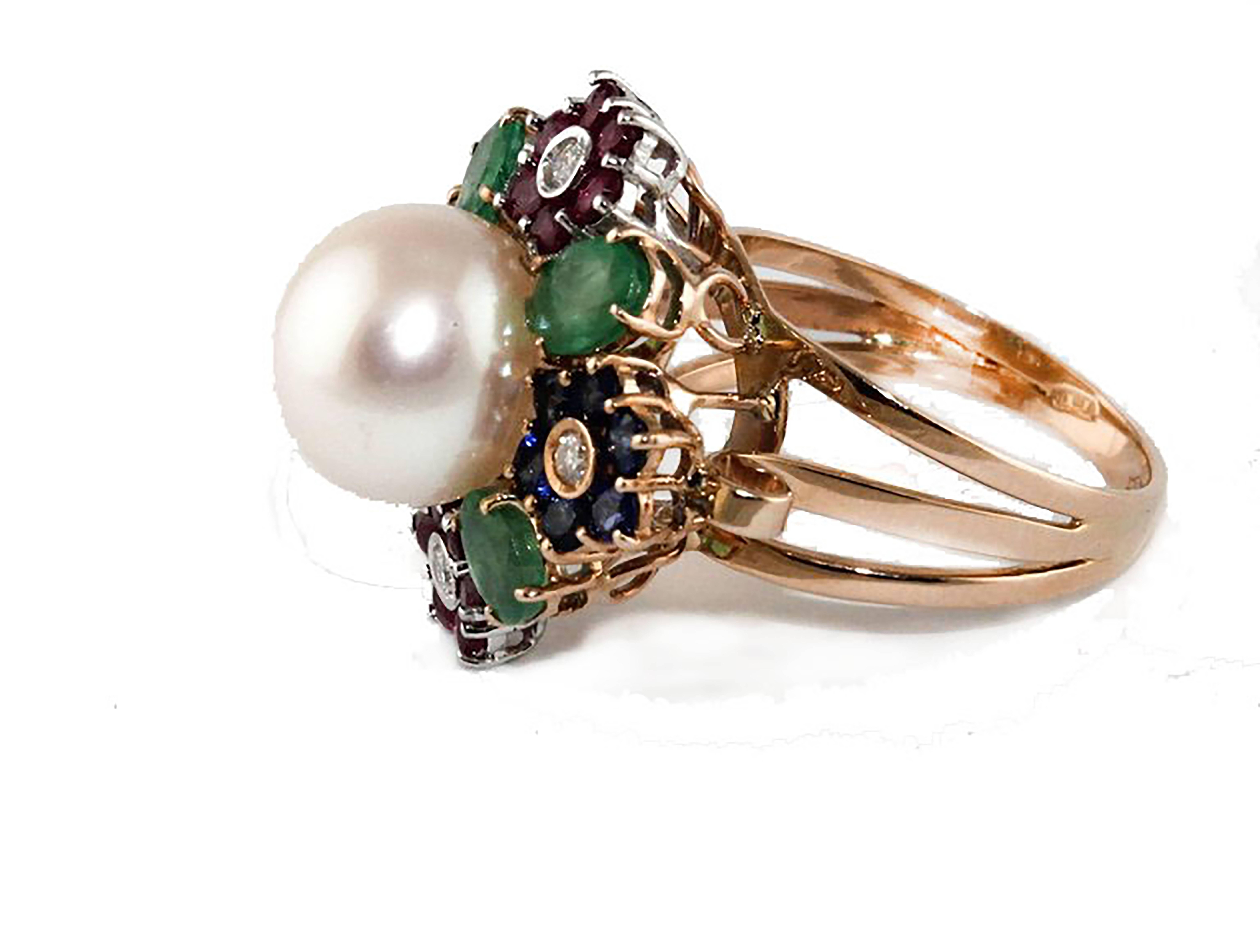 Wonderful ring in 14 kt rose gold, 8.20 g, with 0.15 ct diamonds, enriched with fantastic small flowers and ruby sapphire and emerald leafs of 3.20 ct and a 10 mm pearl from g1.70.
Diamonds ct 0.15
Sapphires Emeralds Rubies ct 3.20
Pearl g 1.70 / mm