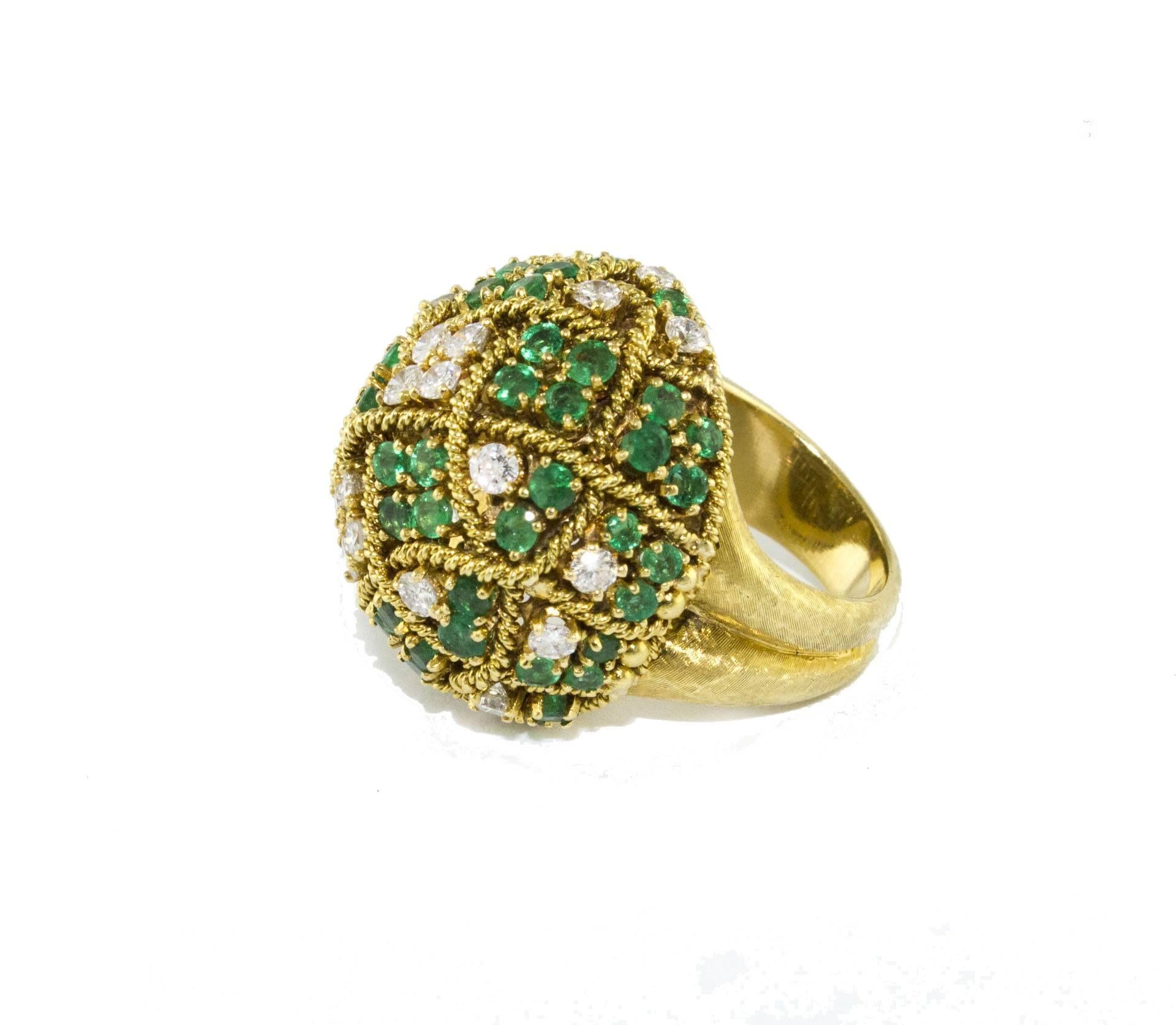 shipping policy: 
No additional costs will be added to this order.
Shipping costs will be totally covered by the seller (customs duties included). 


Fantastic ring in 18 kt yellow gold g 20.00, satin effect, enriched with marvelous diamonds ct