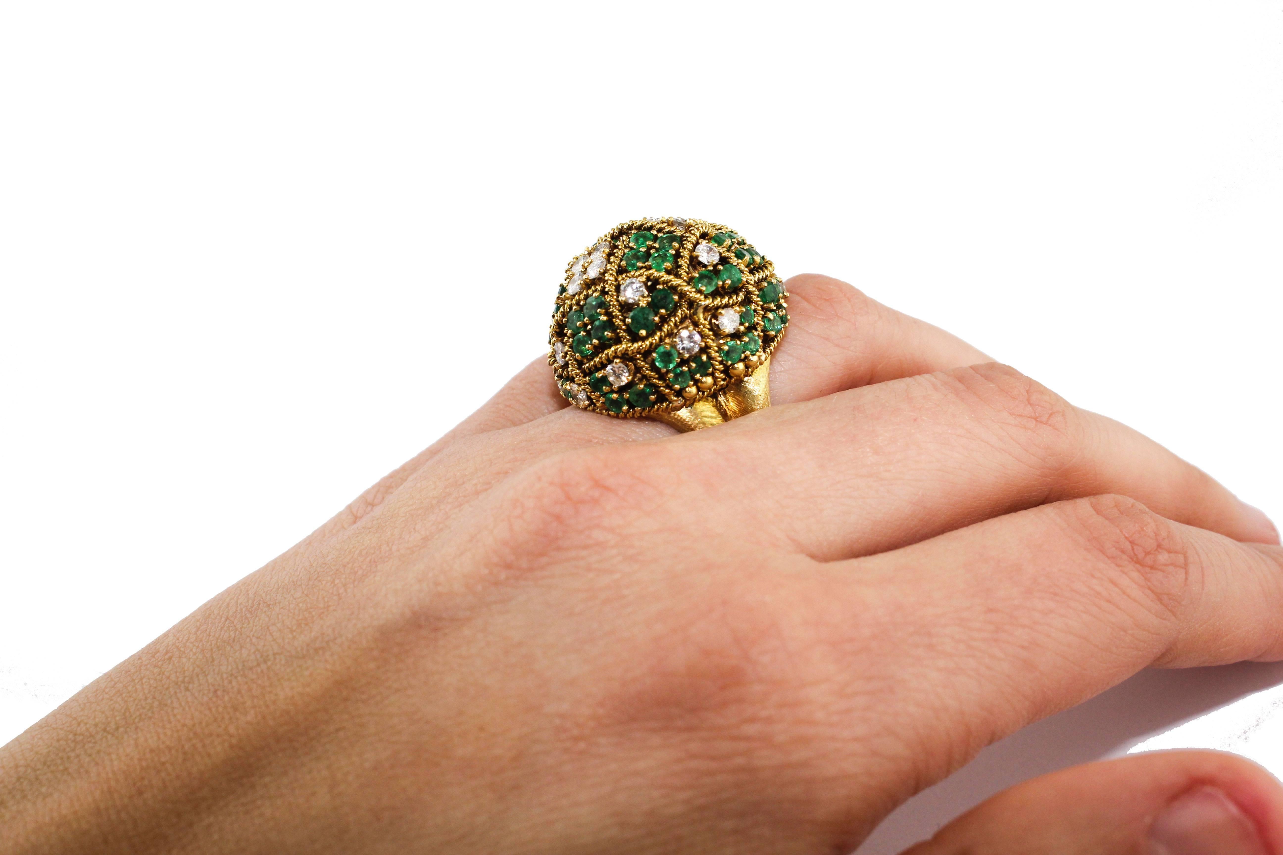 1, 80 carat Diamonds 3, 04 carat Emeralds 18 kt Yellow Gold Ring  In Good Condition In Marcianise, Marcianise (CE)