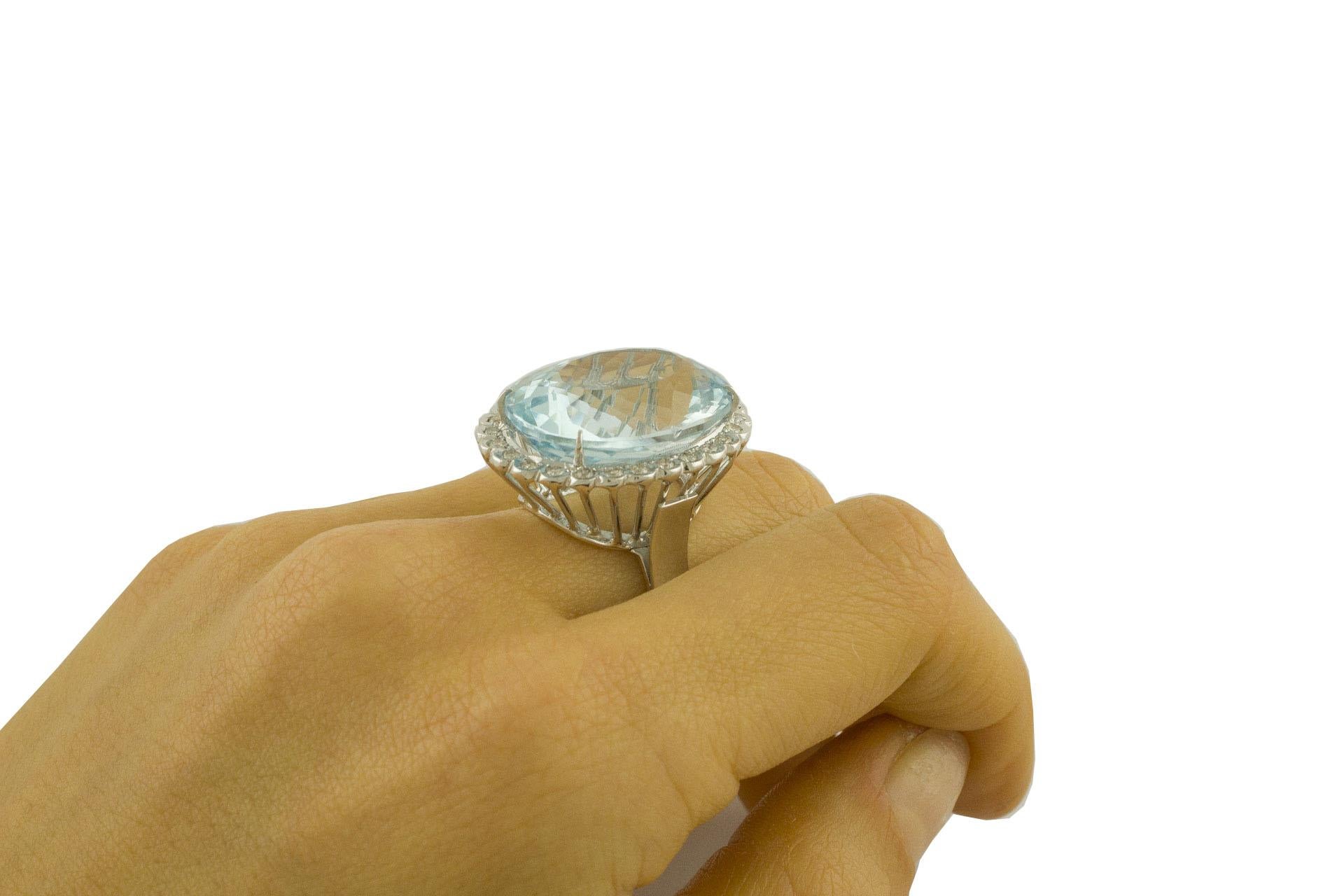 7.70 Gr Light-Blue Topaz  Aquamarine color White Diamonds White Gold Ring In Excellent Condition In Marcianise, Marcianise (CE)