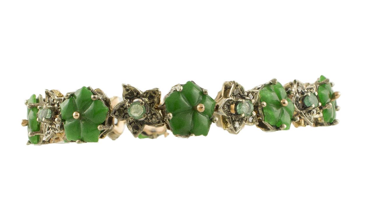 Retrò and refine flower theme link bracelet composed by an alternation of 9K rose gold and silver flowers (11mm) studded by rose cut diamonds and amazing little emeralds in the center, and Malaysian jade flowers (11mm).
Diamonds 0.43 ct 
Emeralds