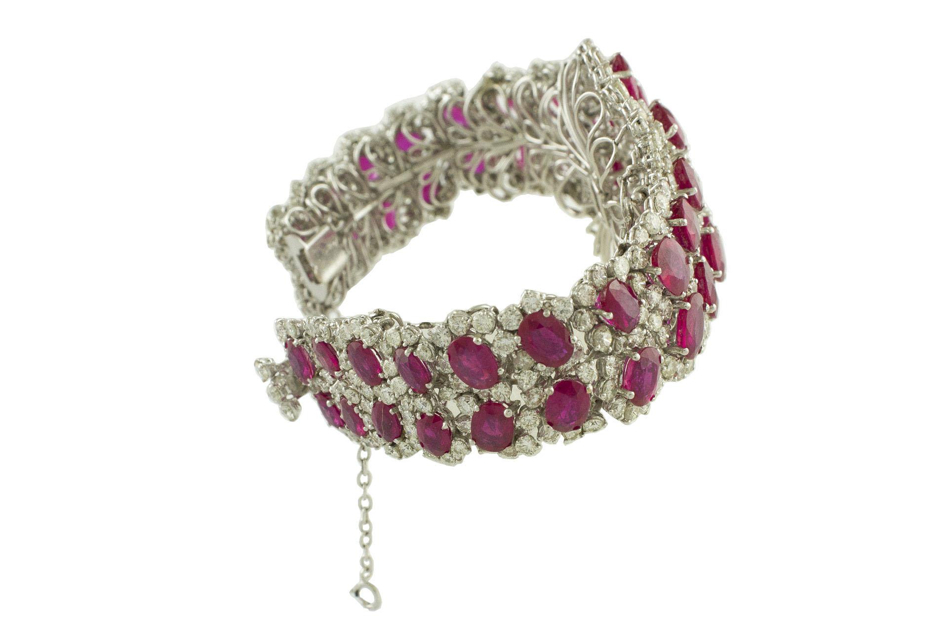 33.11 Carat of White Diamonds 47.43 Carat of Rubies White Gold Bracelet In Excellent Condition In Marcianise, Marcianise (CE)