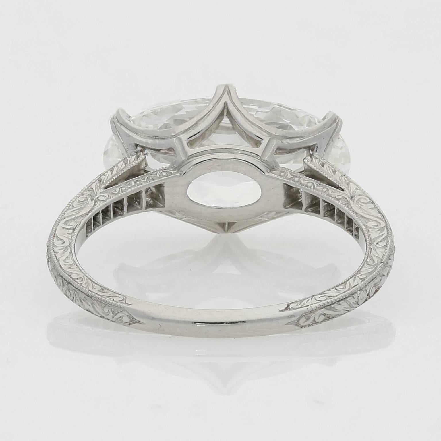 4.07ct H SI1 Altschliff 'Moval' Diamantring quer über den Finger von Hancocks gesetzt für Damen oder Herren