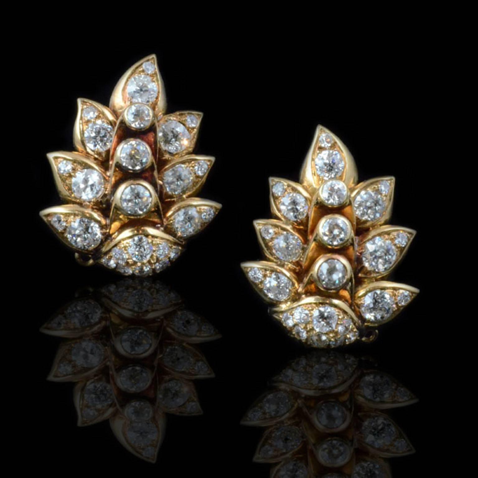 Die Ohrringe bestehen aus einem Paar stilisierter Blätter aus 18 Karat Gelbgold mit einem zentralen Stiel und sieben Blättern:: die mit Diamanten im Altschliff besetzt sind. 

Rene Boivin

Retro c.1944

Paris

54 x alt geschliffene Diamanten mit