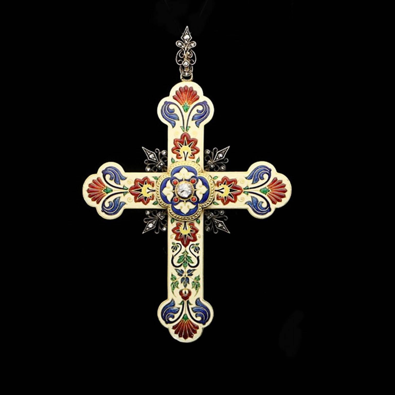 Das Kreuz im lateinischen Fleurée-Stil hat einen cremefarbenen Email-Hintergrund, auf dem sich ein helles, polychromes Blumen- und Blätterdekor abhebt, in dessen Zentrum ein Diamant mit Rosenschliff in einem aufgesetzten Vierblatt-Motiv steht, die