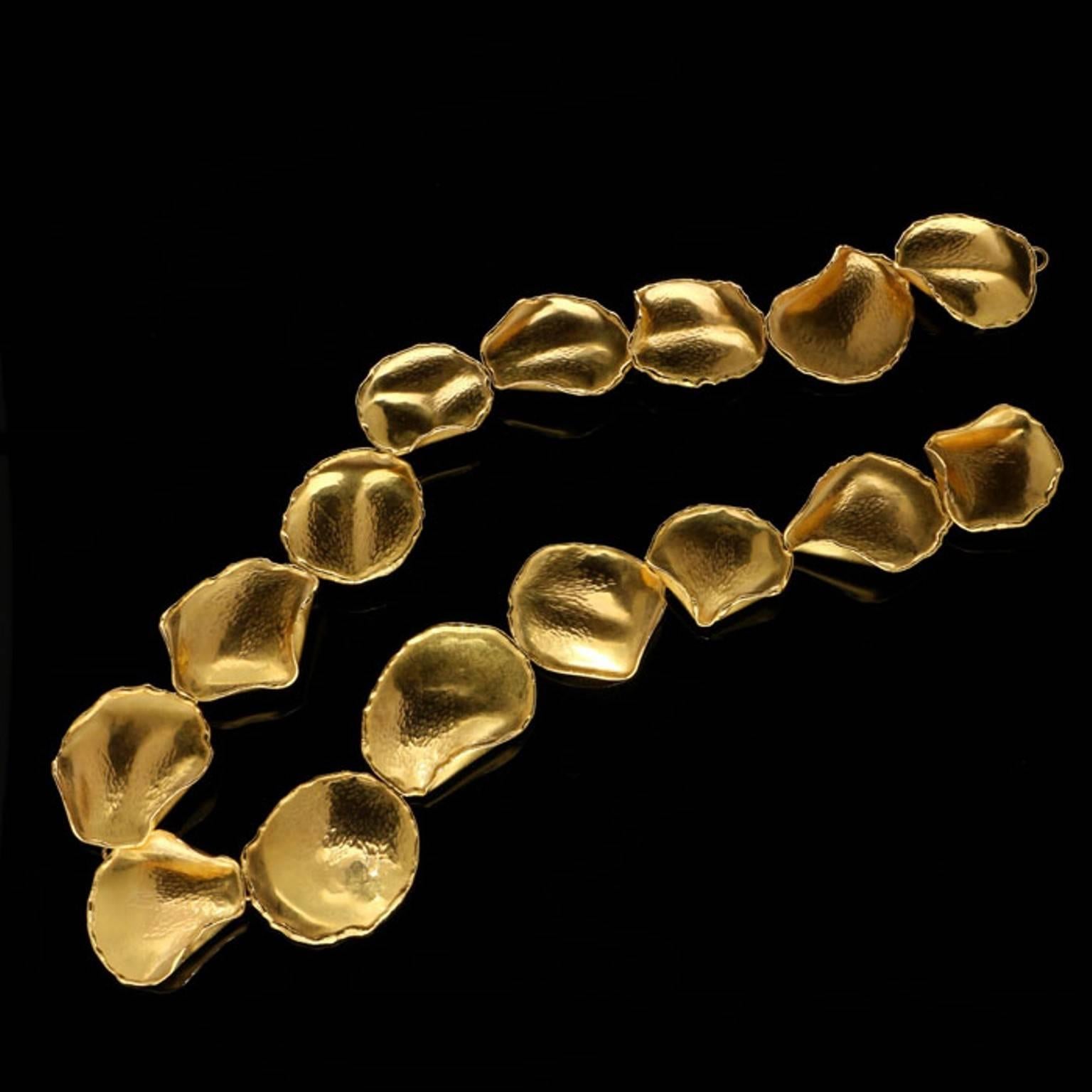 1979 Tiffany & Co. Angela Cummings Gold Rose Petal Halskette im Zustand „Gut“ in London, GB